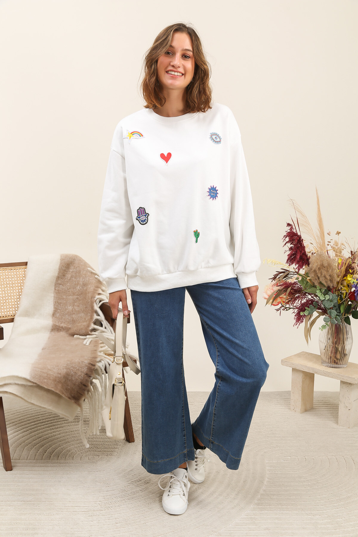 Wholesaler Inspiration Studio - ✨ Embroidered oversized white sweatshirt ✨