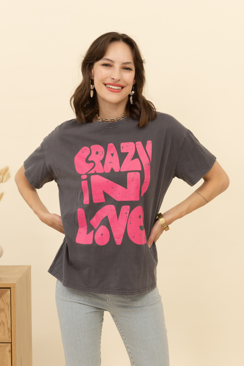 Mayorista Inspiration Studio - Camiseta de algodón lavada “Crazy in Love”.