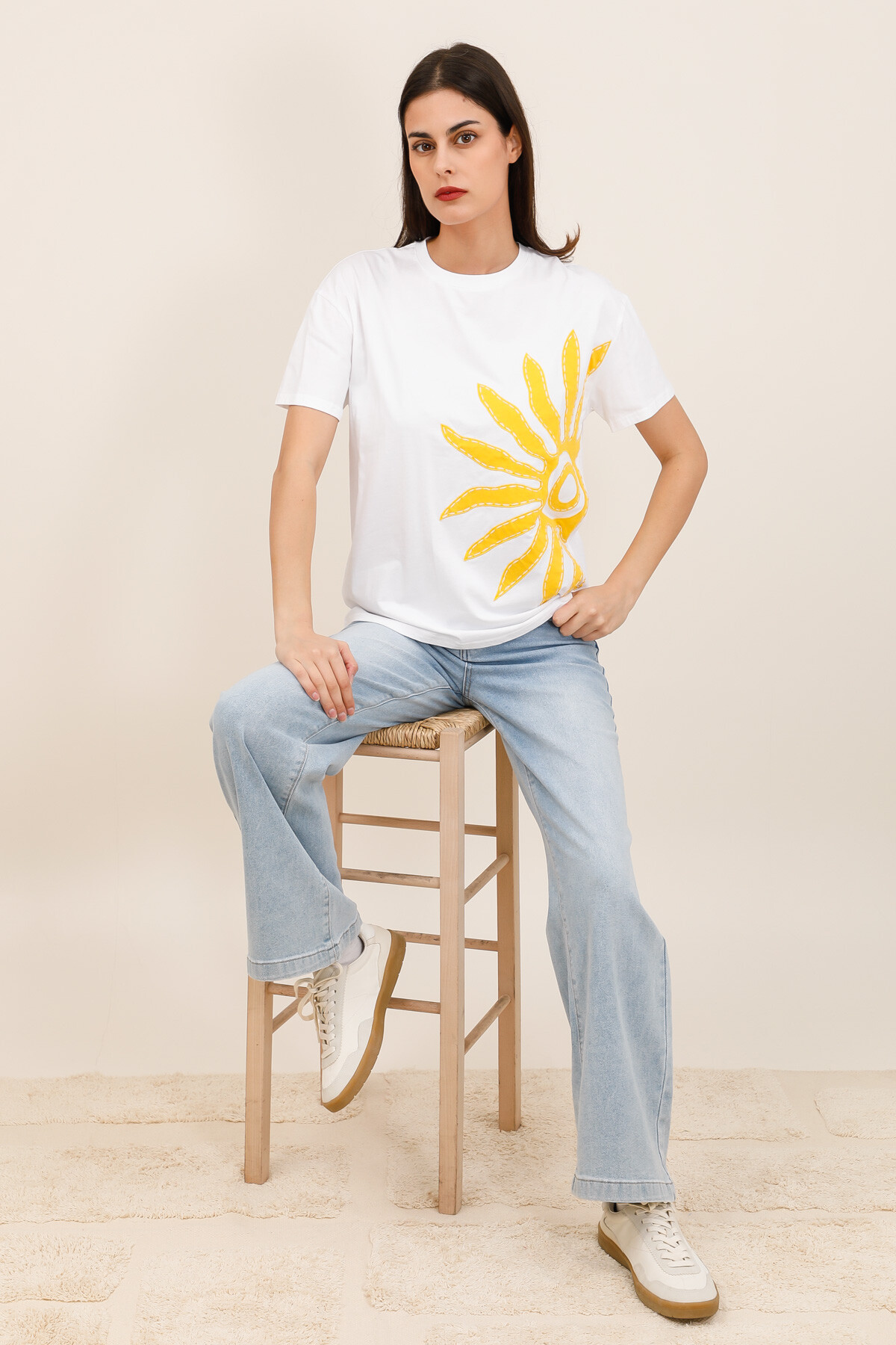 Mayorista Inspiration Studio - Camiseta de manga corta con un gran diseño de sol en contraste.
