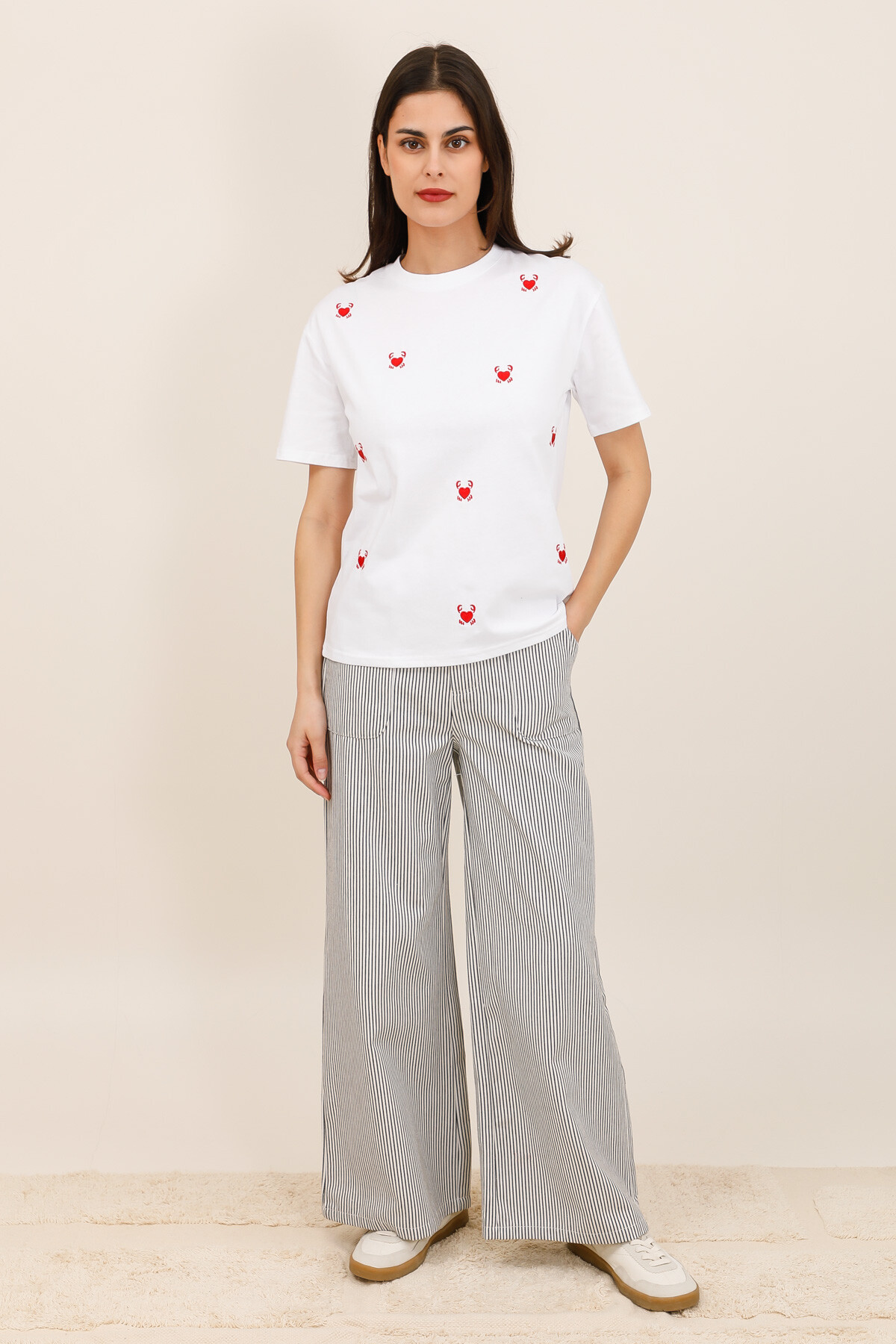 Mayorista Inspiration Studio - Camiseta de manga corta con mini bordados de cangrejo corazón.