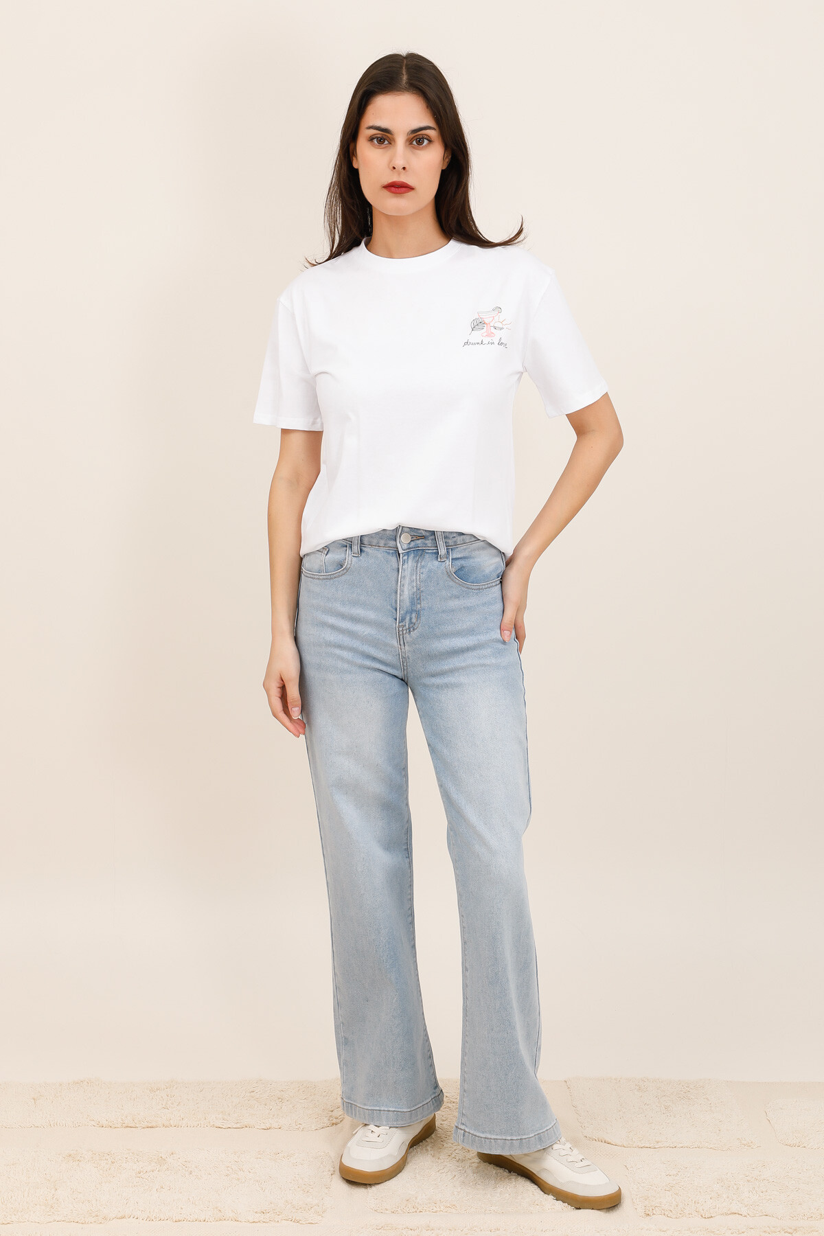 Mayorista Inspiration Studio - Camiseta de manga corta con bordado colocado e inscripción “drunk in love”