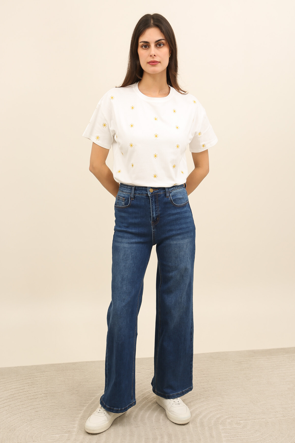 Mayorista Inspiration Studio - Camiseta color crudo bordada con pequeños soles, fresca y luminosa, ideal para un look casual de verano.