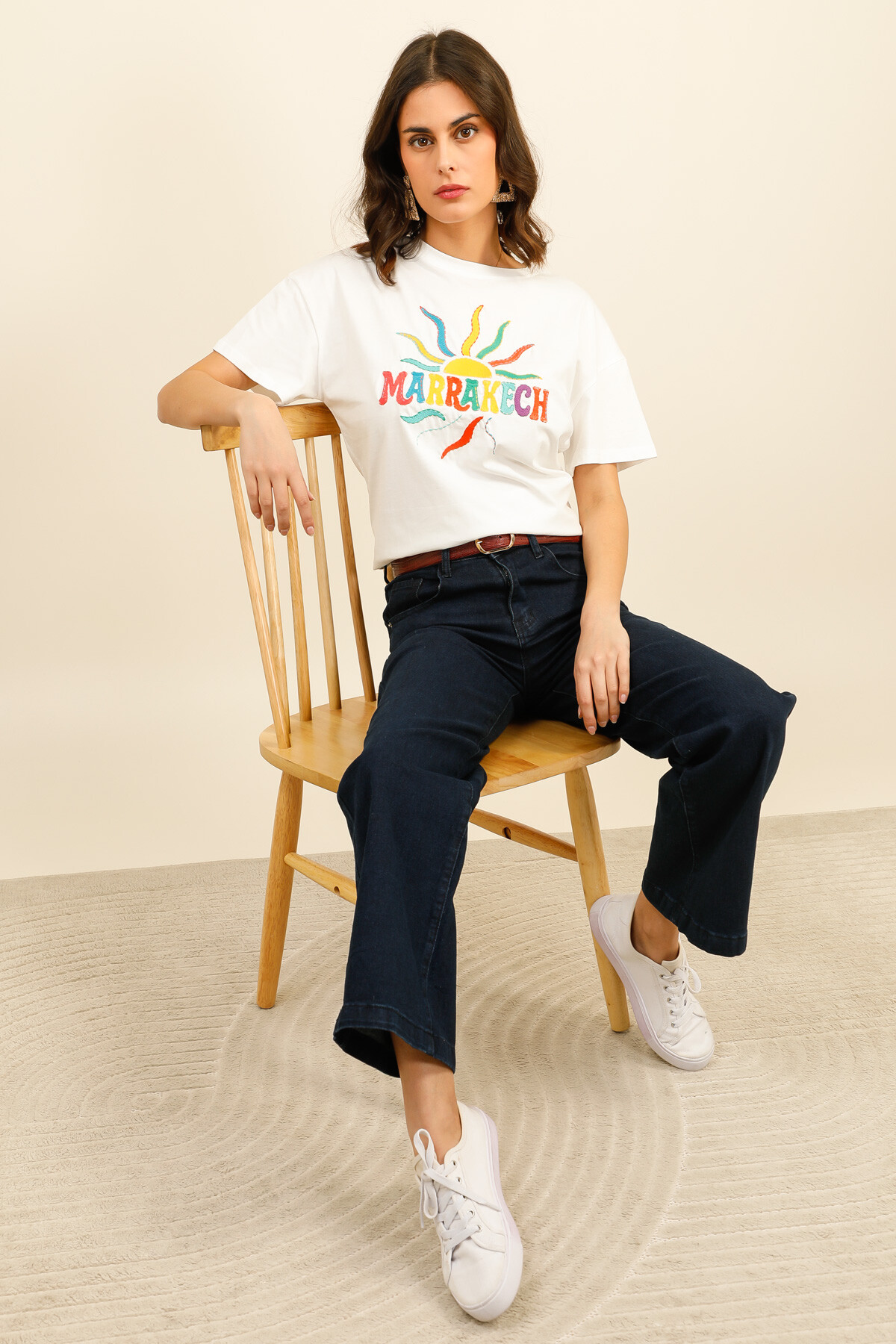 Grossiste Inspiration Studio - Tee-shirt blanc esprit souvenir, coupe légèrement loose, broderie multicolore « MARRAKECH » avec soleil sur le devant pour un look estival et vitaminé.