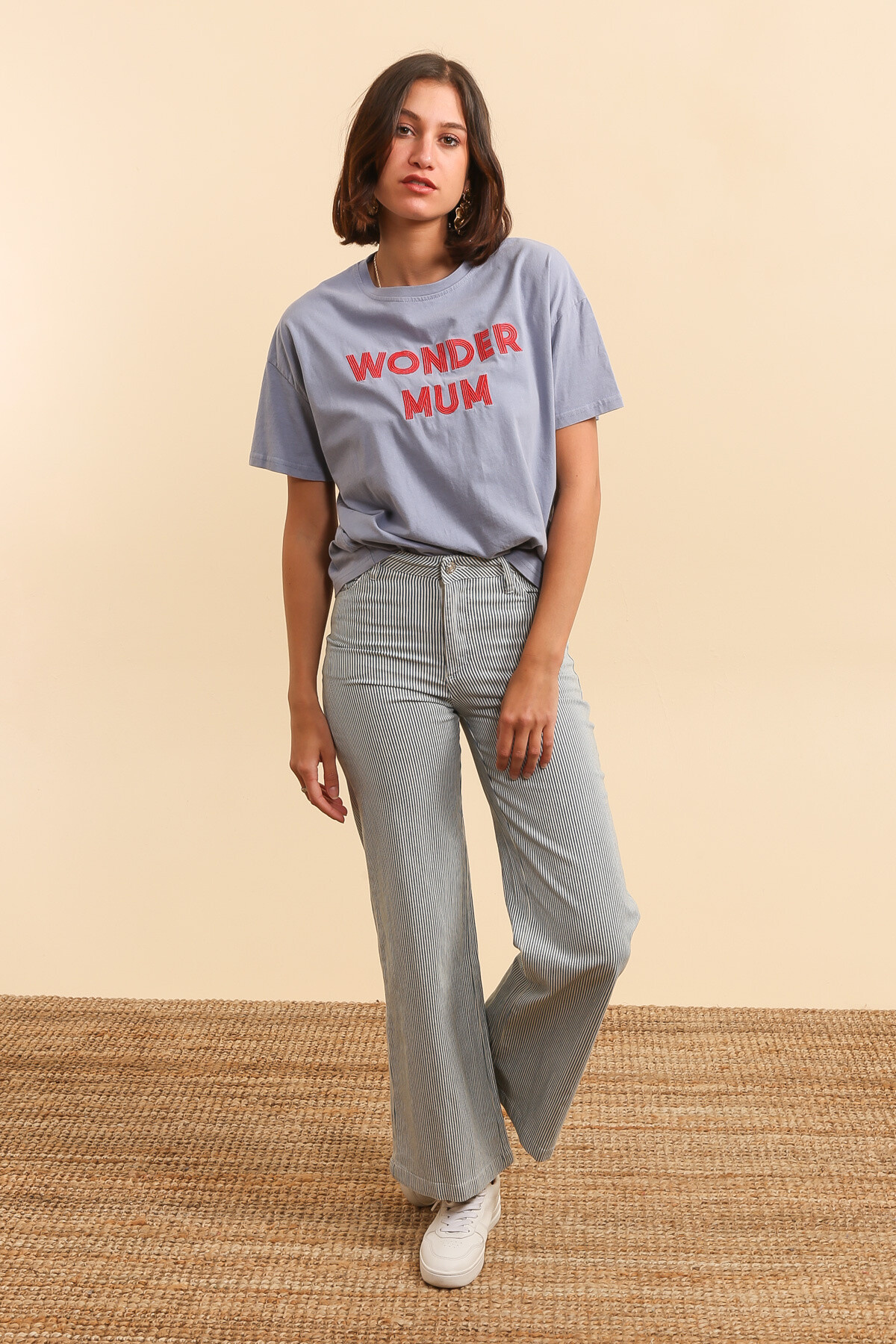 Grossiste Inspiration Studio - ✨ T-shirt effet délavé "Wonder Mum" brodé ✨
