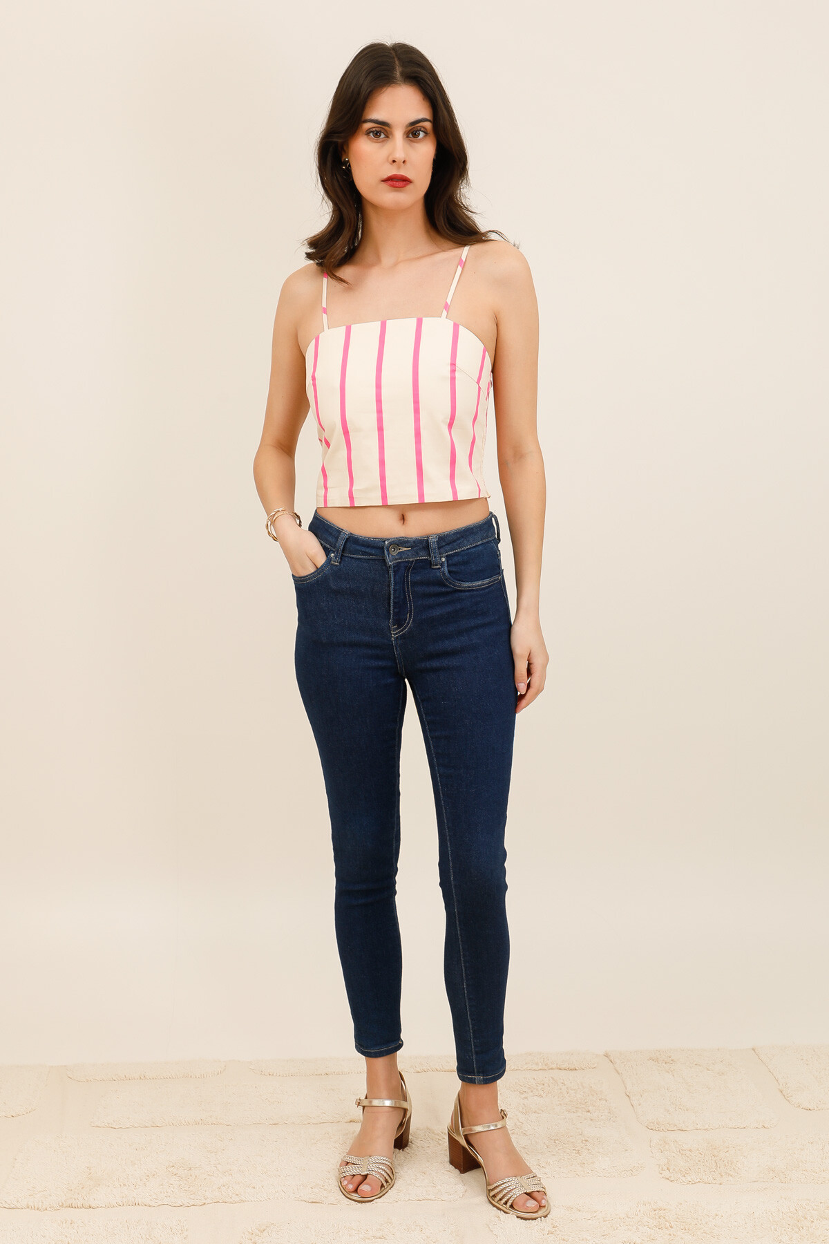 Grossiste Inspiration Studio - Top rayé à bretelles fines avec dos smocké.