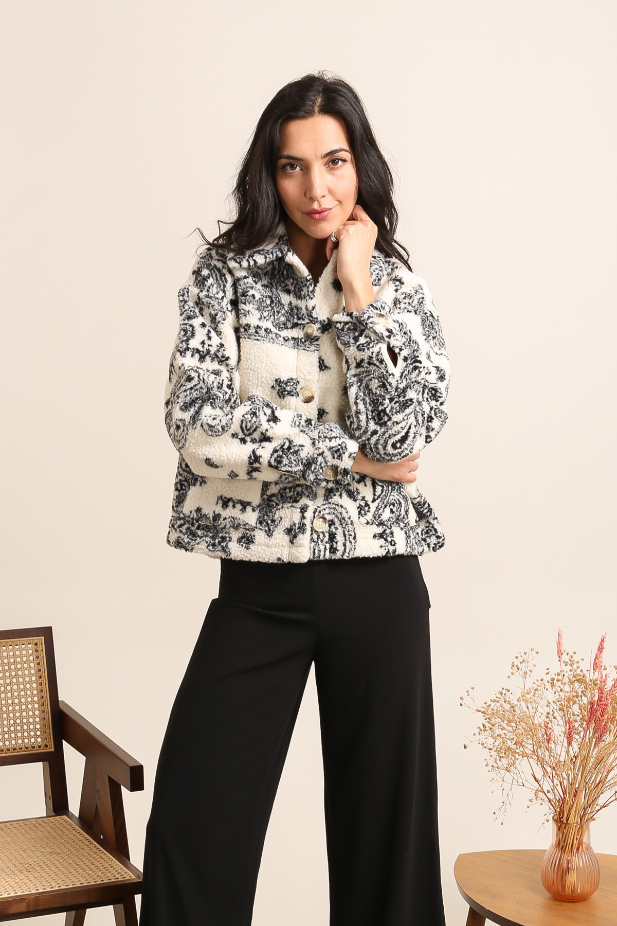 Wholesaler Inspiration Studio - Printed fleece jacket with suede interior paisley pattern.