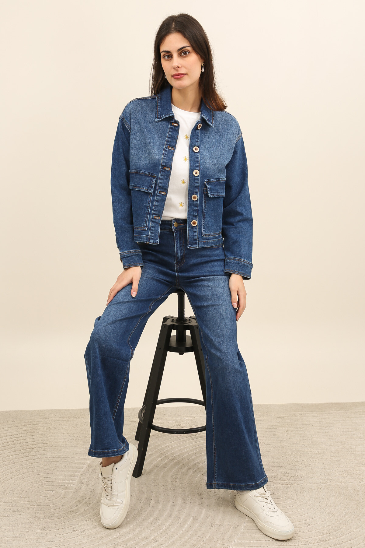 Grossiste Inspiration Studio - Veste en denim à coupe droite, alliant structure, modernité et confort.