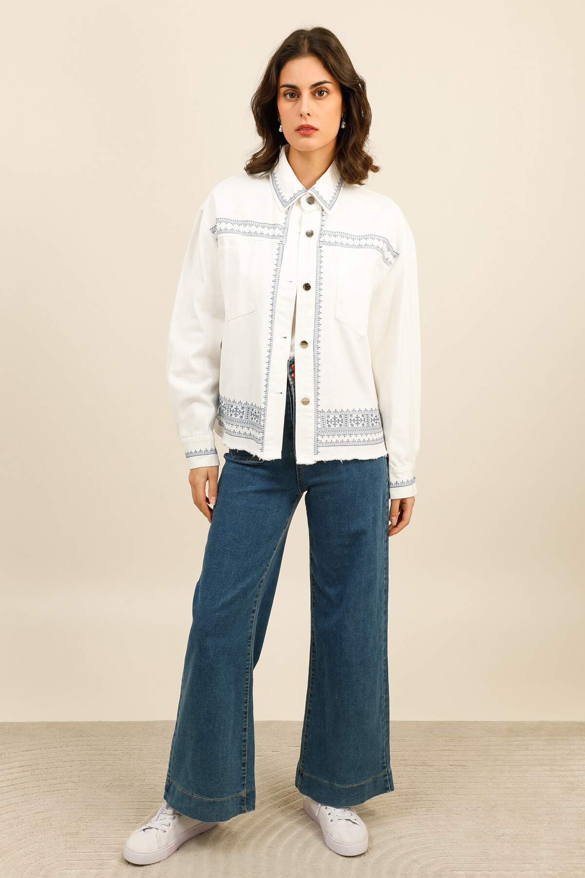 Grossiste Inspiration Studio - Veste en coton structurée, brodée et dotée de deux poches plaquées, offrant un style authentique, tendance et hautement commercial.