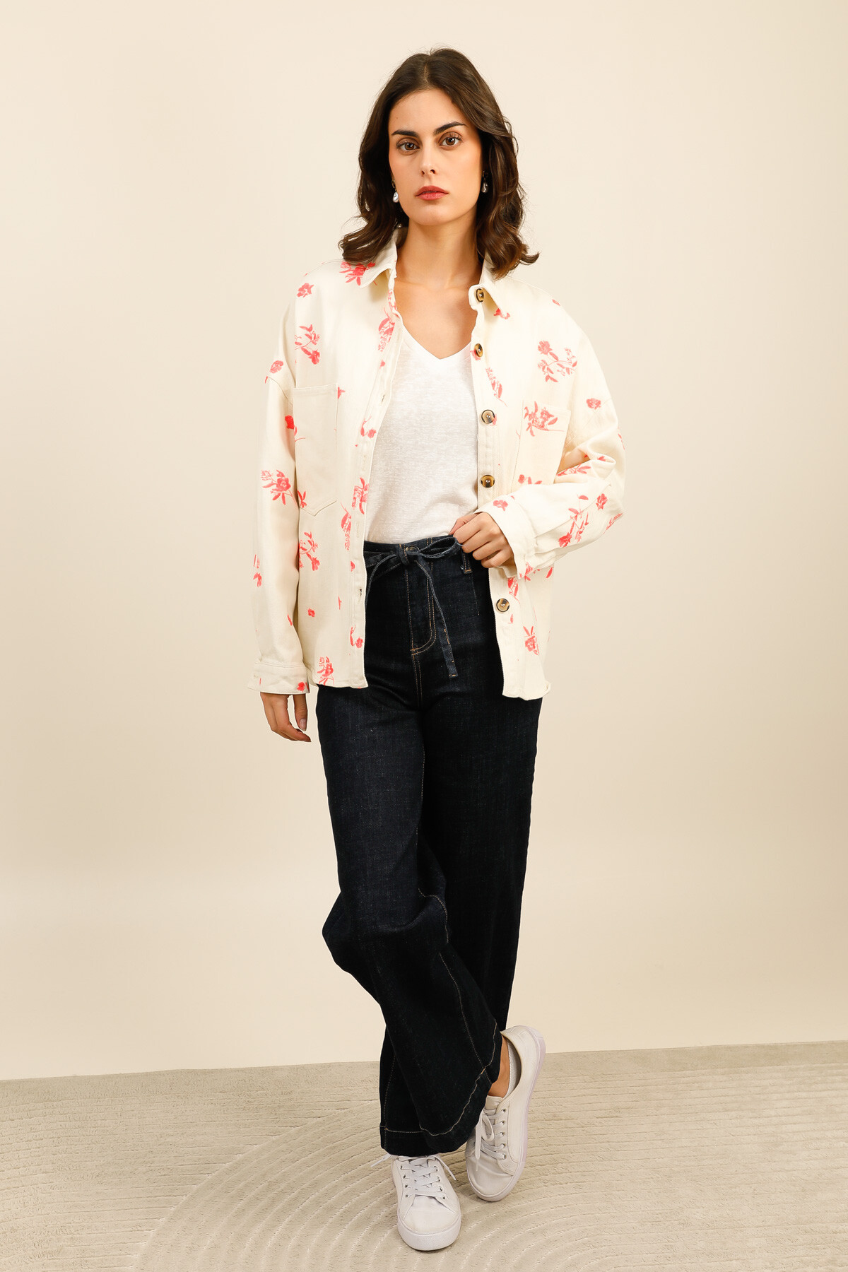 Grossiste Inspiration Studio - Veste imprimée, coupe ample moderne et motif floral corail éclatant pour une allure fraîche et tendance.