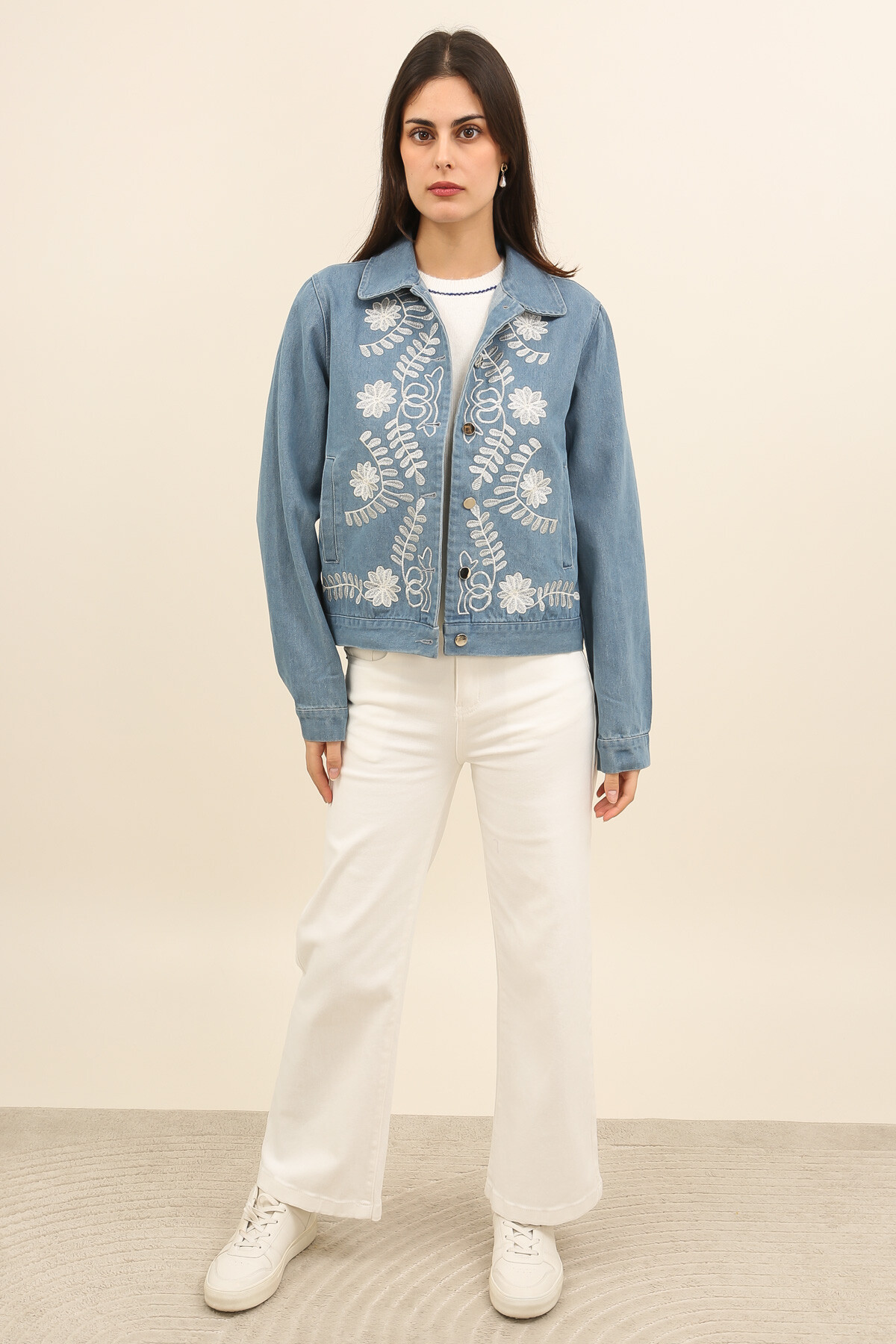 Grossiste Inspiration Studio - Veste femme en denim bleu, sublimée par des broderies florales ton sur ton à l’avant, au style épuré et raffiné.