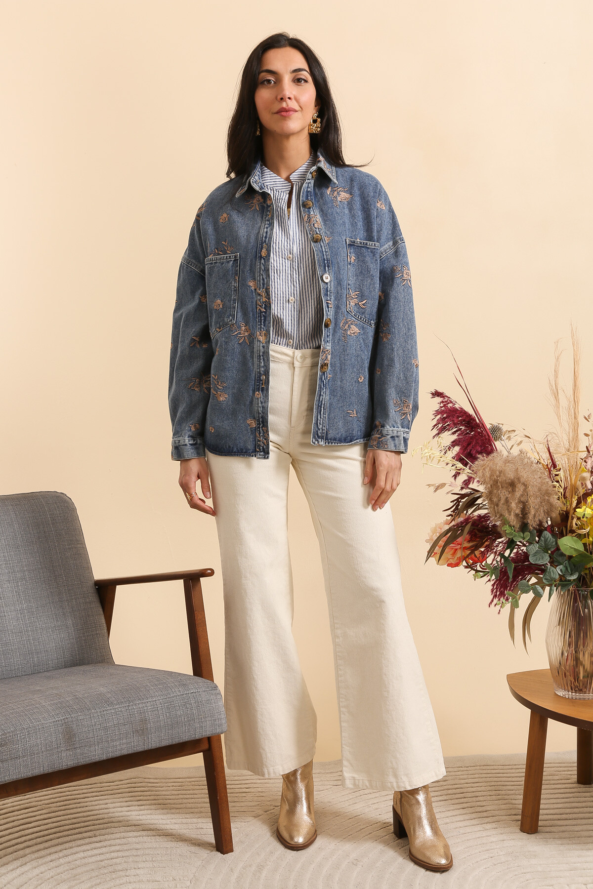 Wholesaler Inspiration Studio - Denim jacket with floral embroidery.