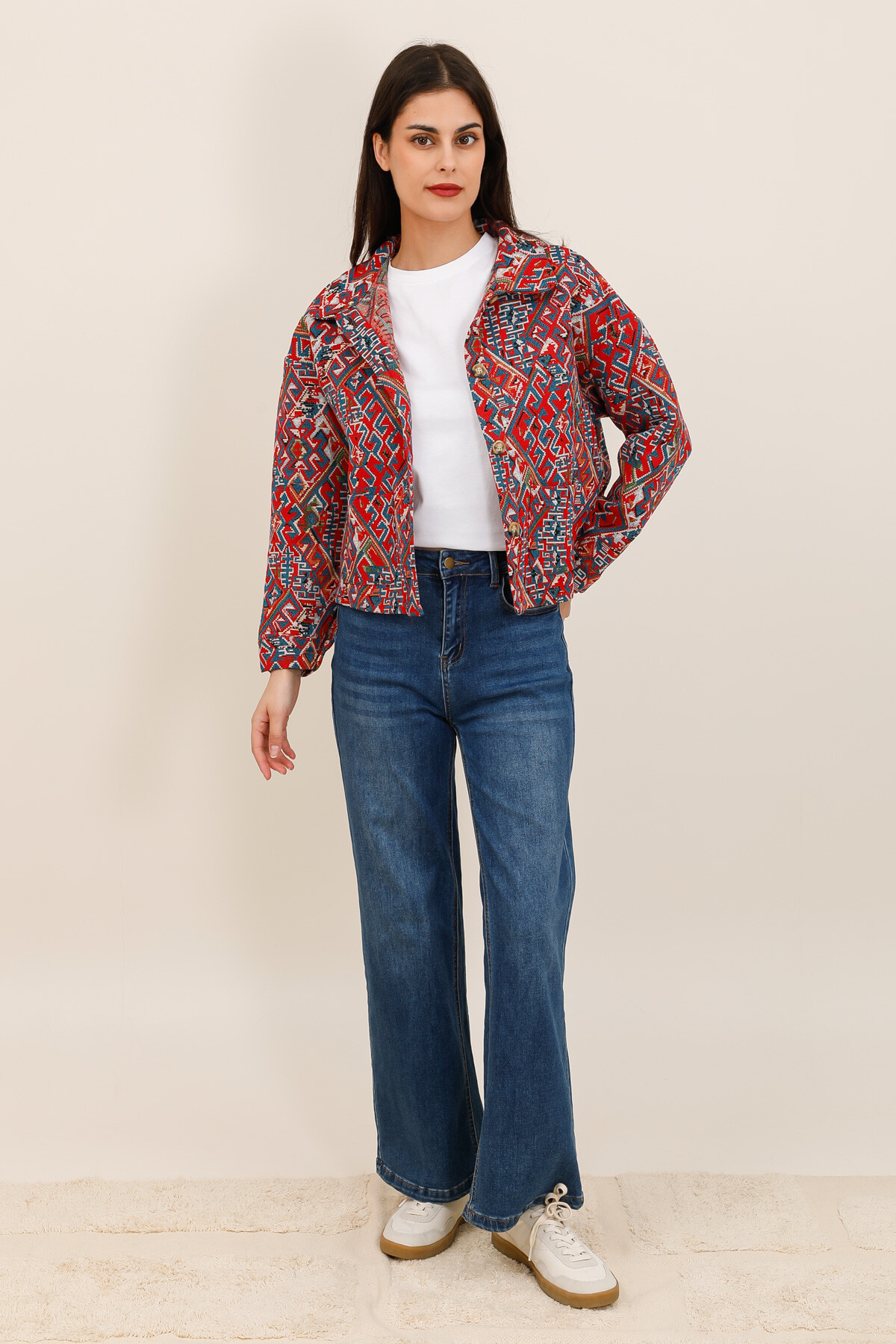 Wholesaler Inspiration Studio - Jacquard jacket with geometric pattern, shirt collar, and front buttoning.