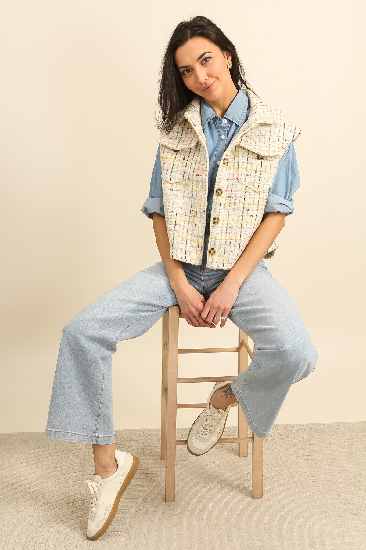 Grossiste Inspiration Studio - Veste sans manches en tweed multicolore, chic et moderne, idéale pour structurer une silhouette casual élégante.