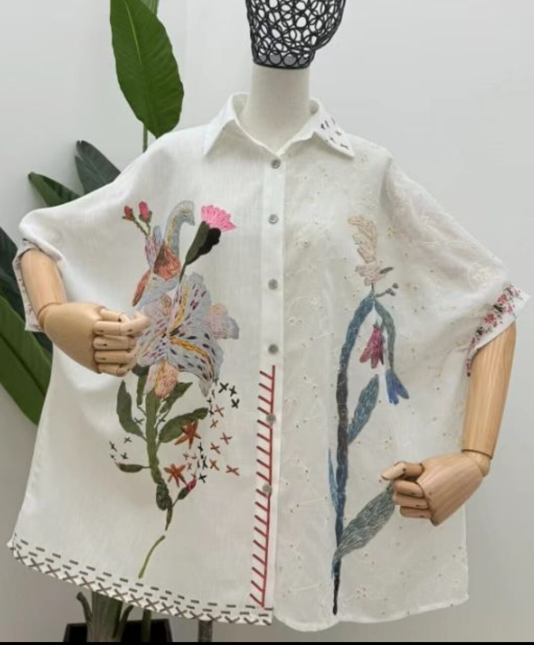 Grossiste INSTA GIRL 1 - Chemise décontractée à manches courtes avec col chemise et broderie florale