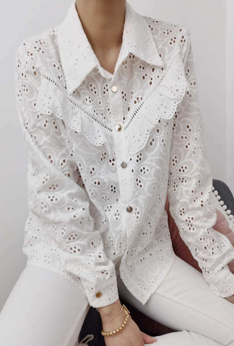 Grossiste INSTA GIRL OUTLET - Chemisier en dentelle anglaise