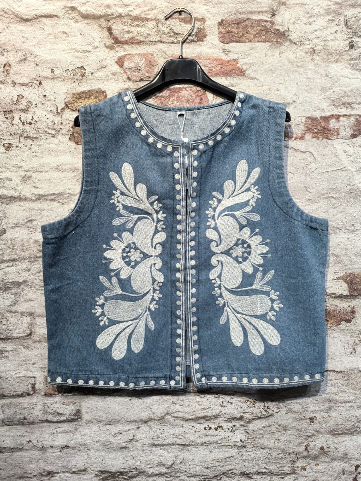 Wholesaler INSTA GIRL 1 - Embroidered sleeveless vest