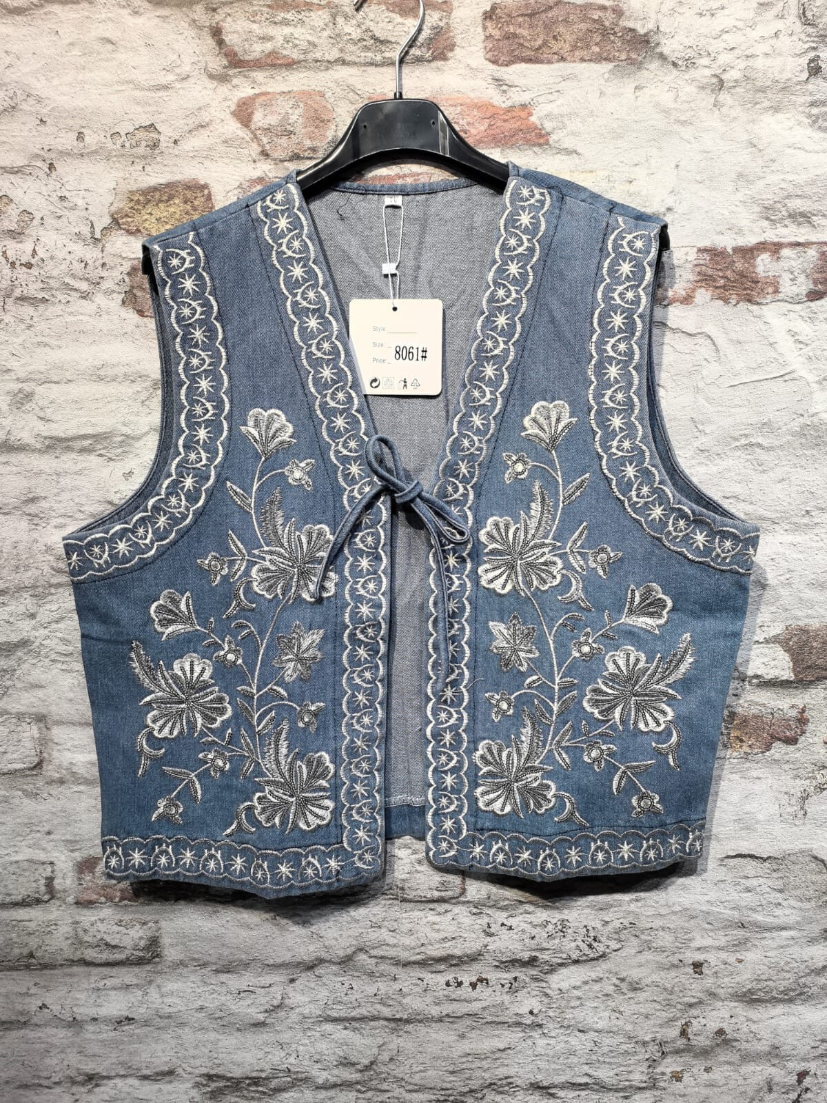 Wholesaler INSTA GIRL 1 - Embroidered sleeveless vest