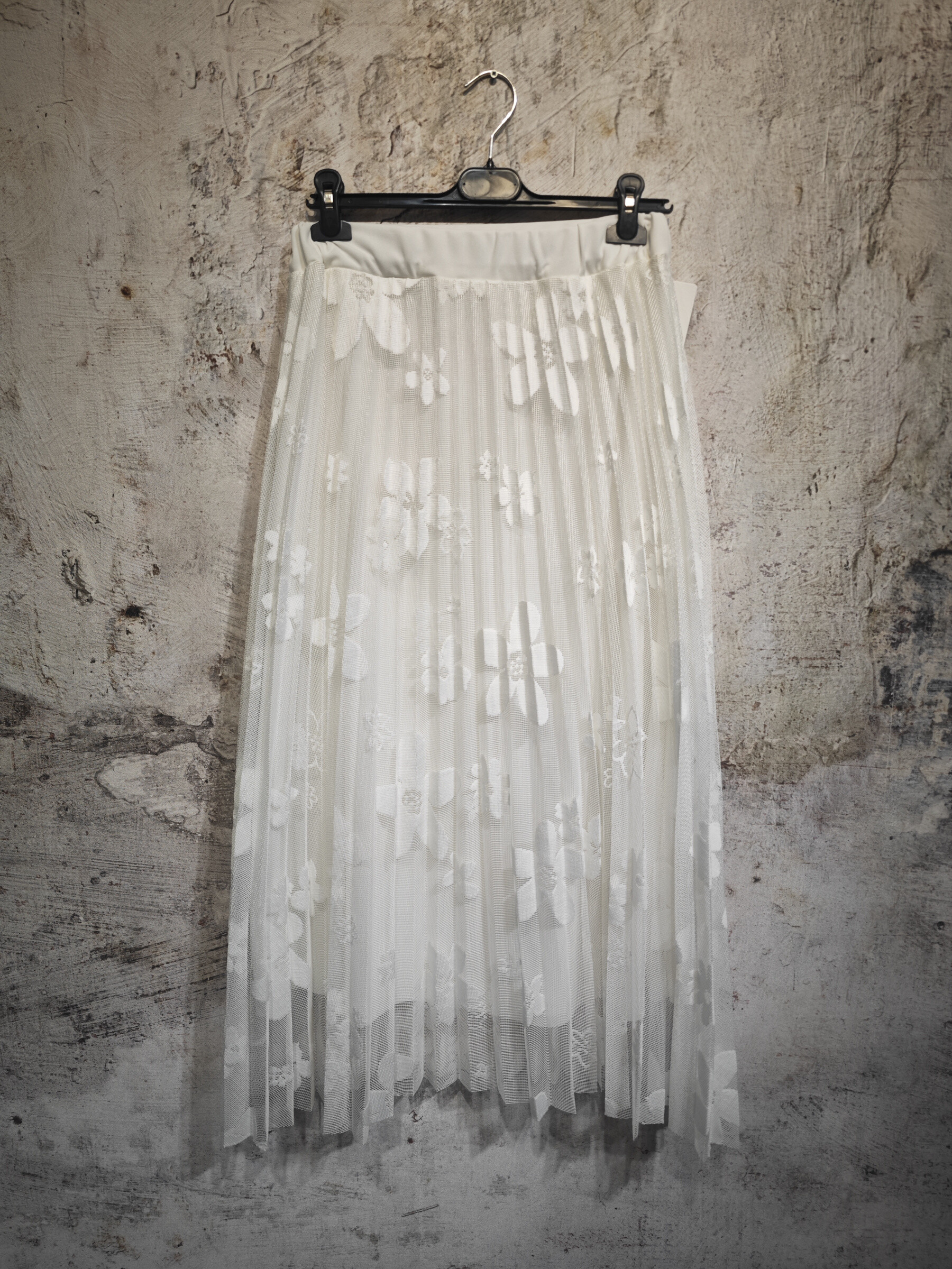 Wholesaler INSTA GIRL 1 - Pleated skirt with flower pattern