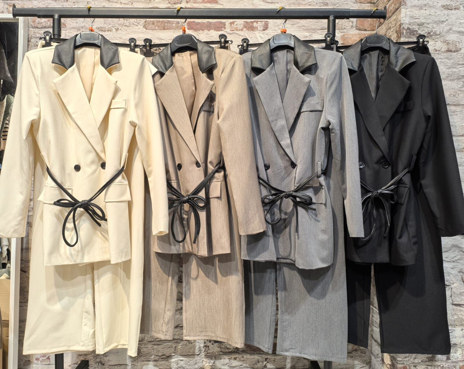 Wholesaler INSTA GIRL 1 - Tailor jacket with false leather collar