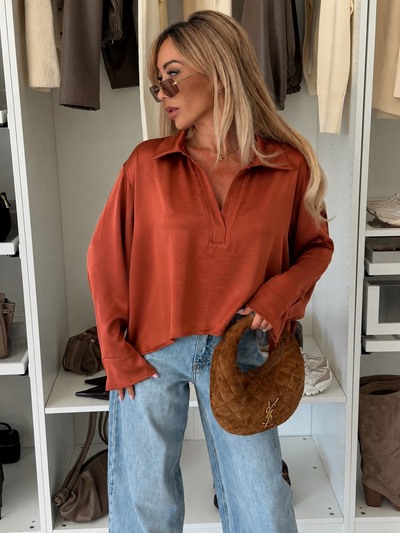 Grossista ISSYMA - Blusa fluida effetto raso di seta con collo a camicia Grossista ISSYMA - Blusa fluida effetto raso di seta con collo a camicia