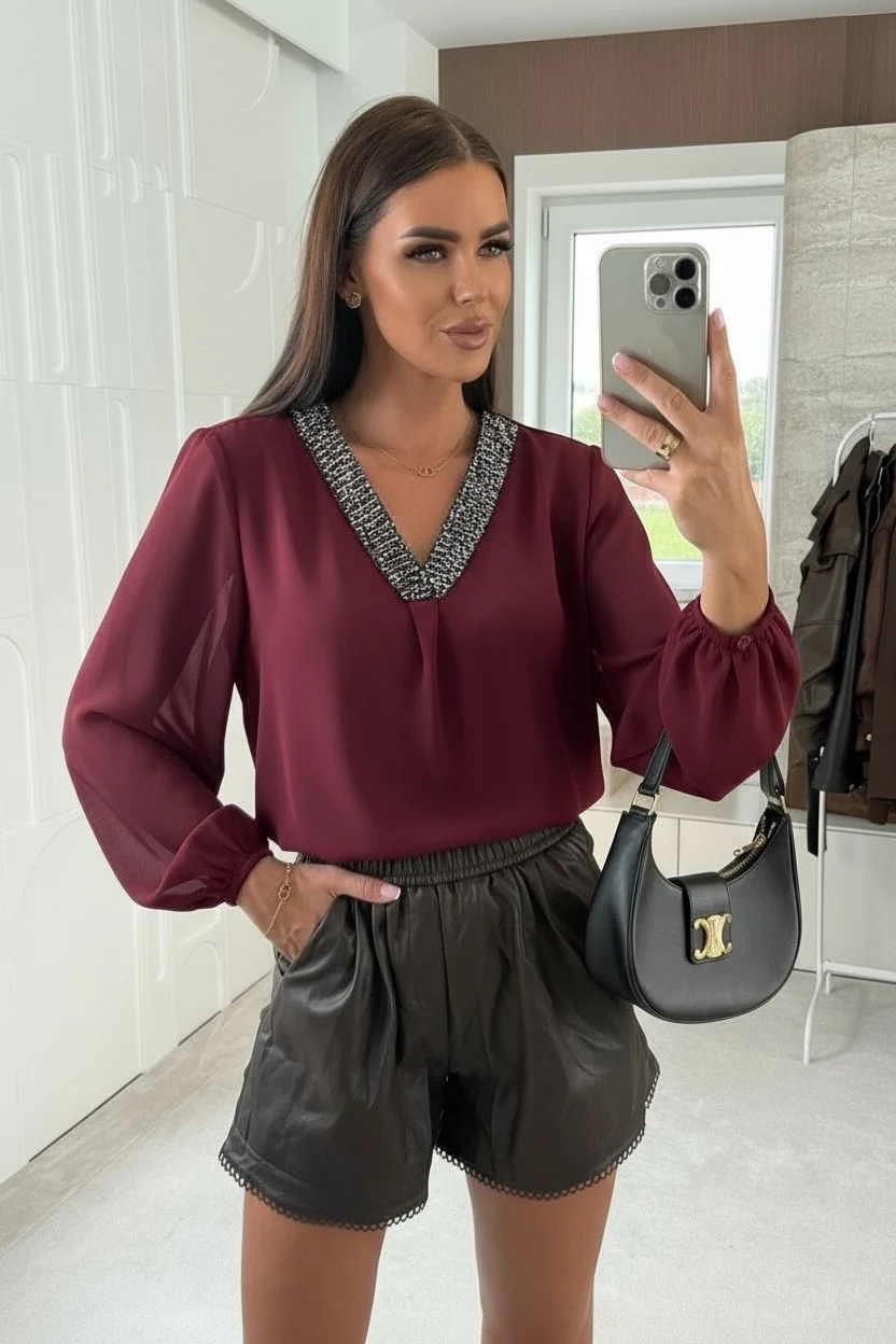 Cette blouse élégante bordeaux séduit par son col V orné de sequins scintillants qui illuminent le visage avec subtilité. Entièrement doublée, elle offre un confort optimal tout en gardant un tombé fluide et raffiné. Les manches longues  ajoutent une touche de légèreté et de féminité à ce modèle chic et intemporel.