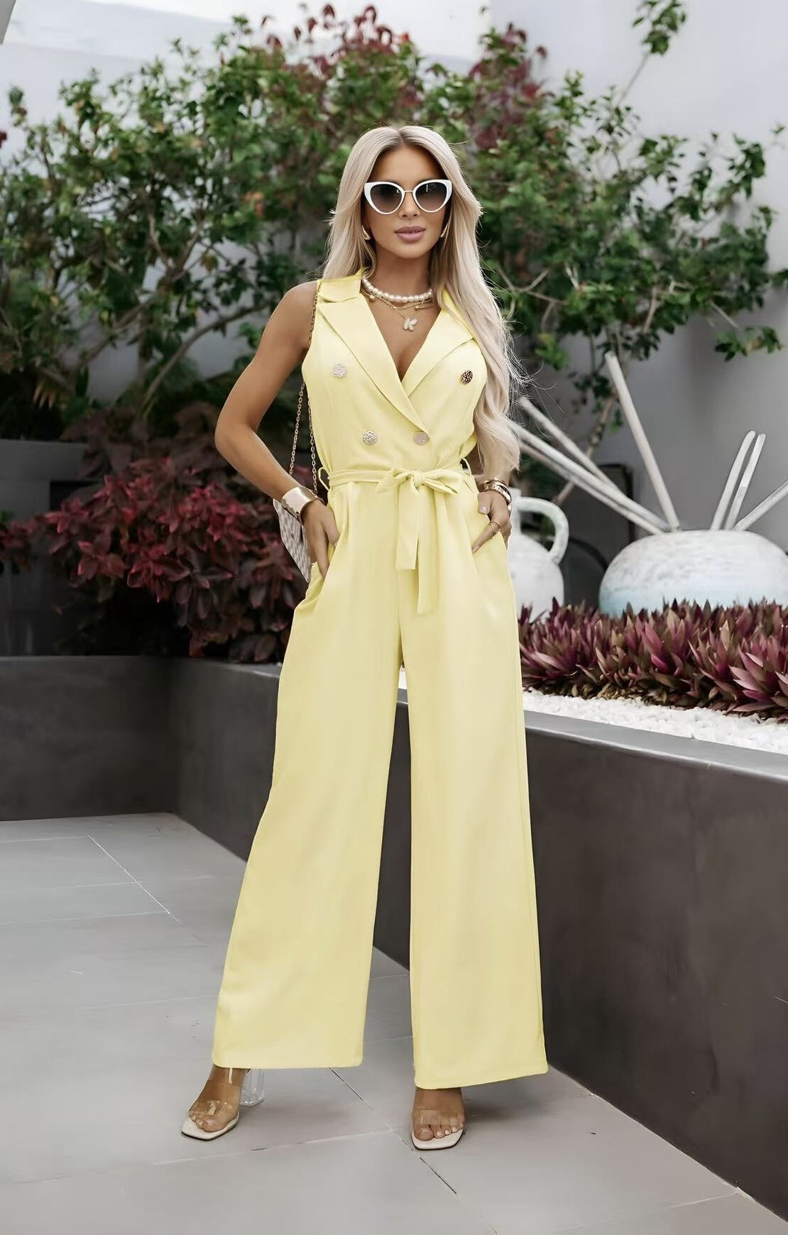 Wholesaler ISSYMA - Chic combination without sleeve golden buttons with link