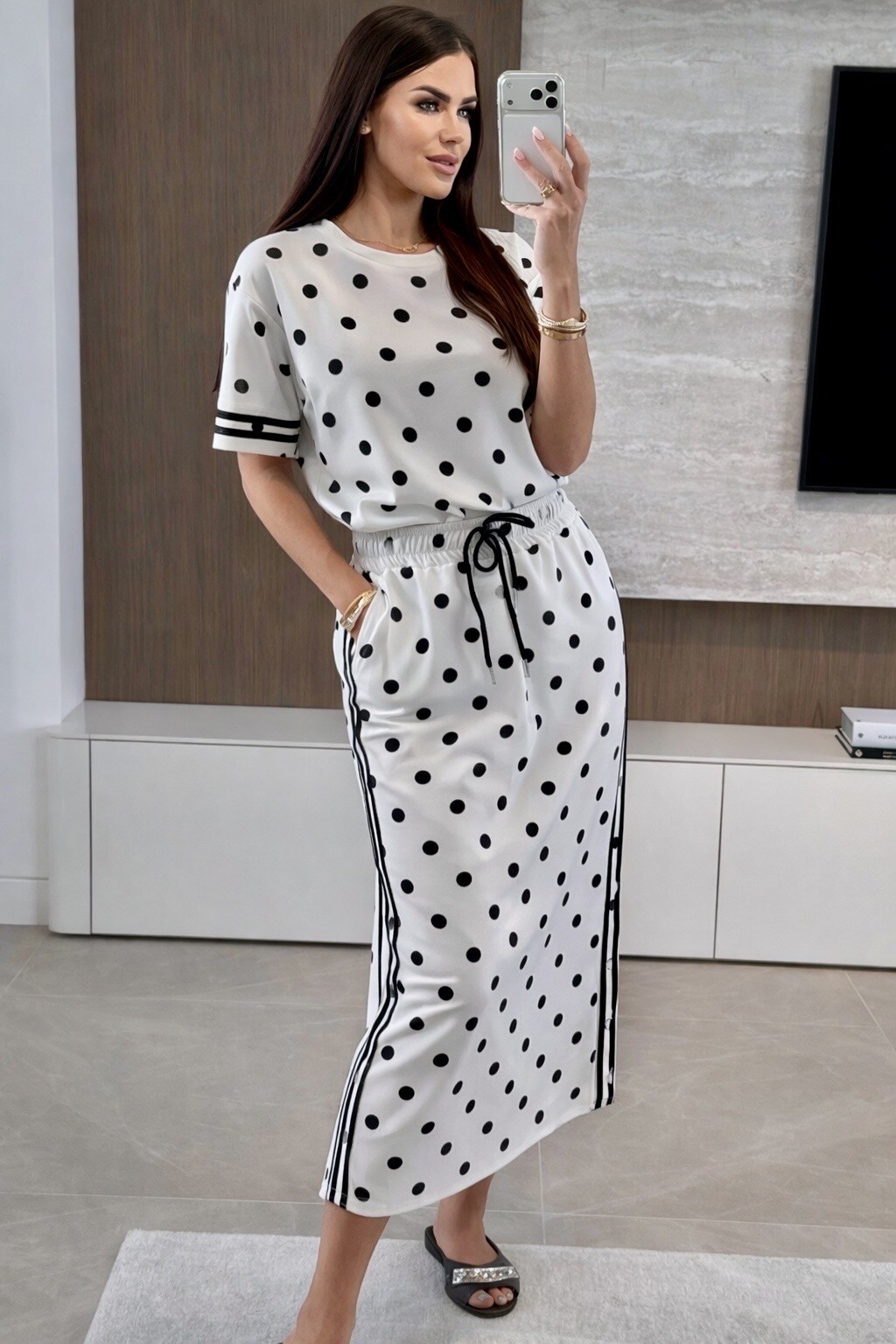 Grossiste ISSYMA - Ensemble Jupe Midi & Top à Pois – Détails Bandes Sport Chic