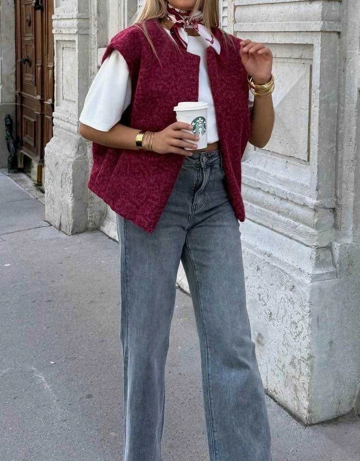 Gilet sans manches structuré, à effet laine bouclée, parfait pour un look chic et décontracté en toute saison.