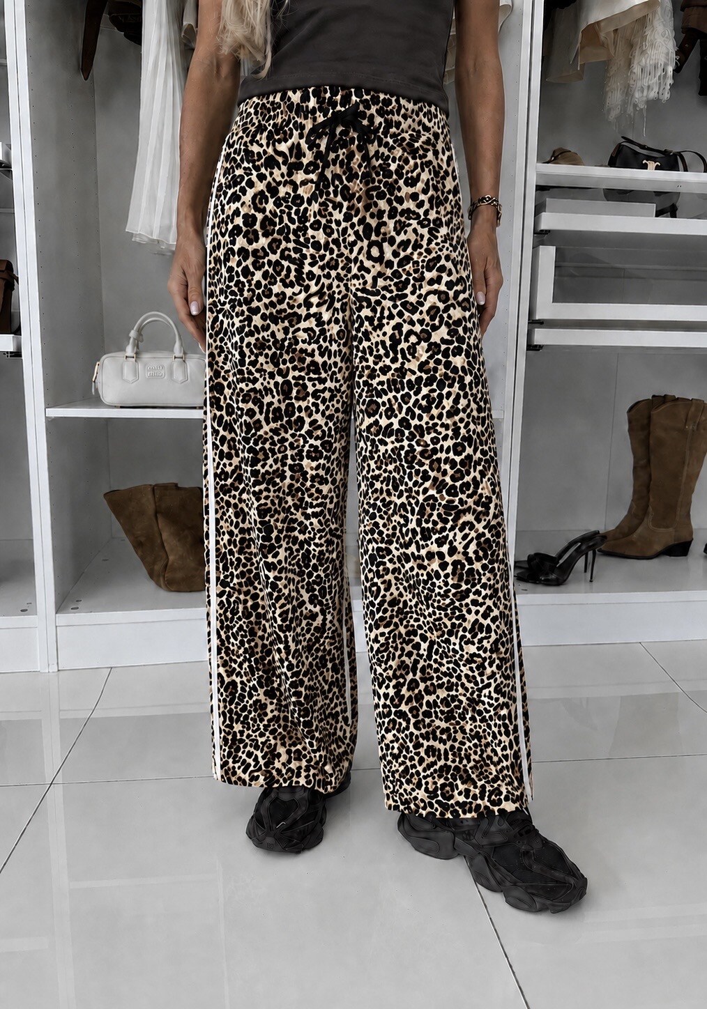 Grossista ISSYMA - Joggers a righe a gamba larga con stampa animalier