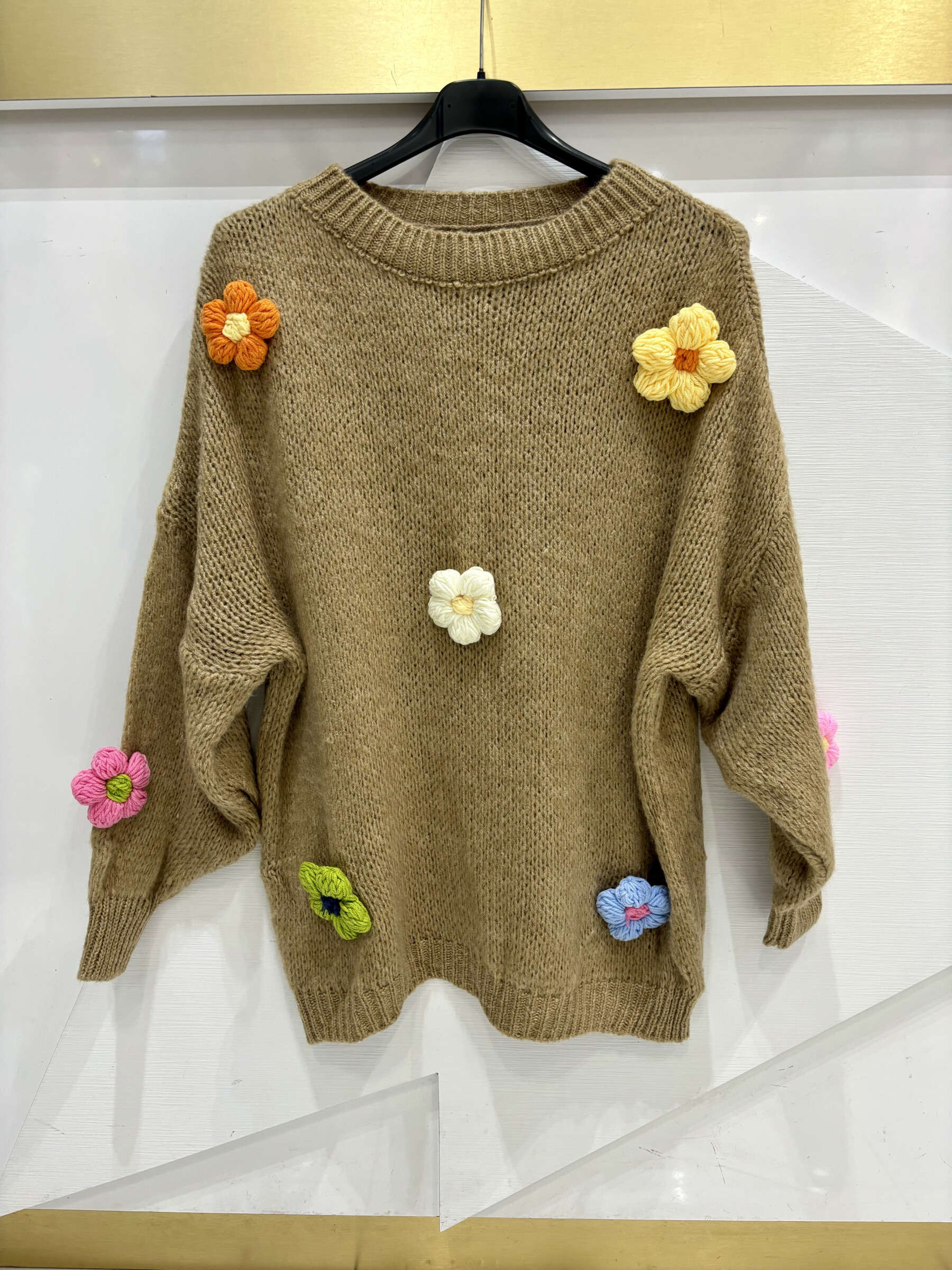 Grossiste ISSYMA - Pull avec fleurs en reliefs