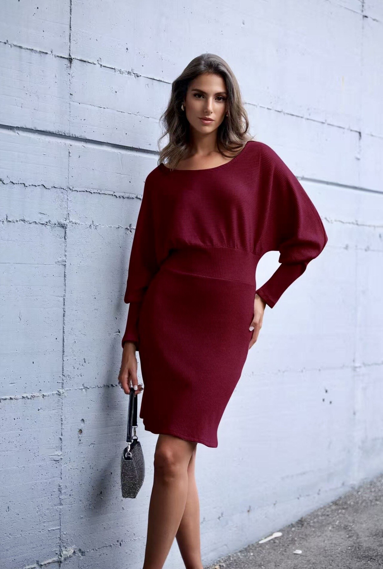 Großhändler ISSYMA - Tailliertes Pulloverkleid aus glänzendem Material