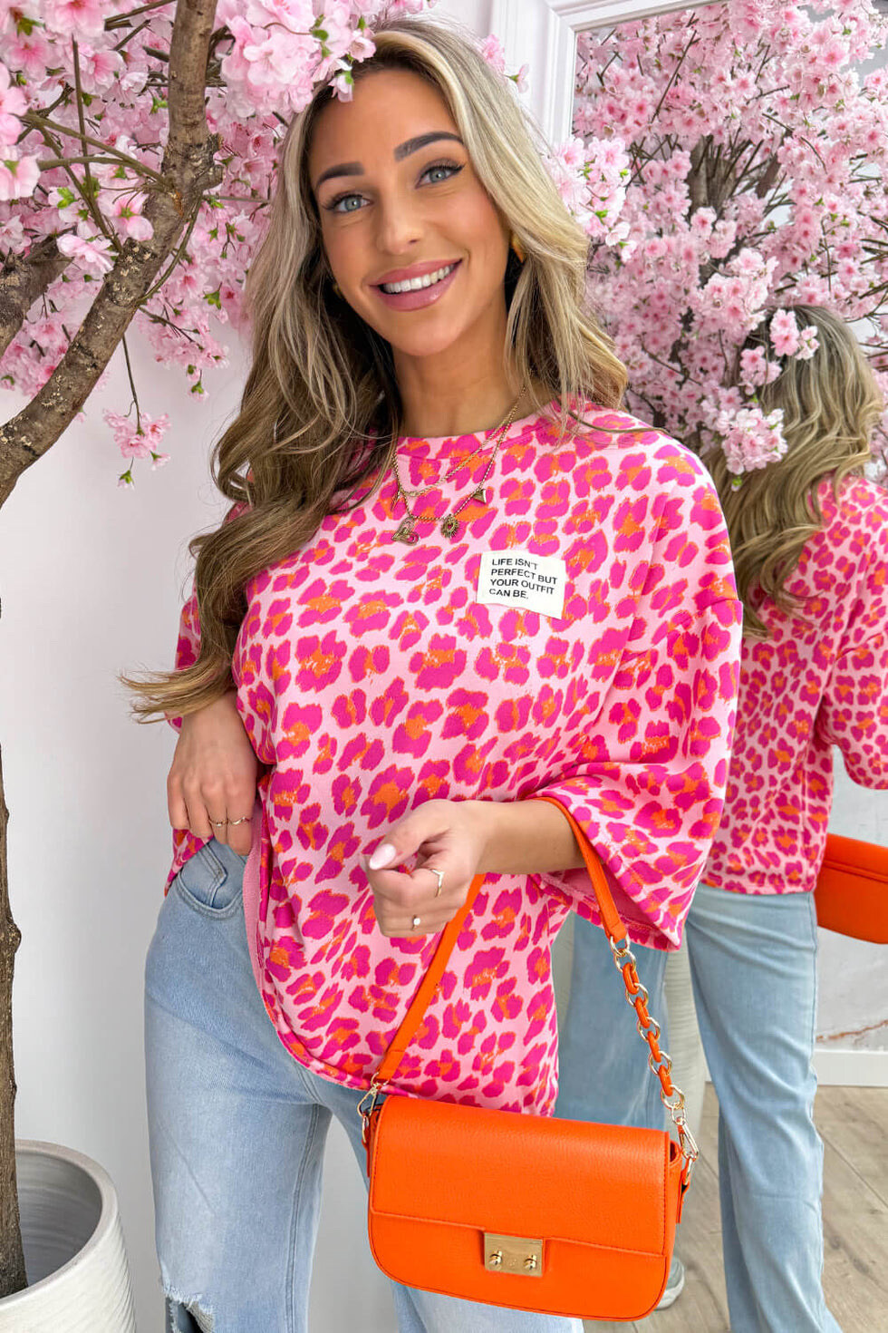 Mayorista ISSYMA - Top estampado leopardo manga 3/4 con parche La vida no es perfecta pero tu outfit puede serlo