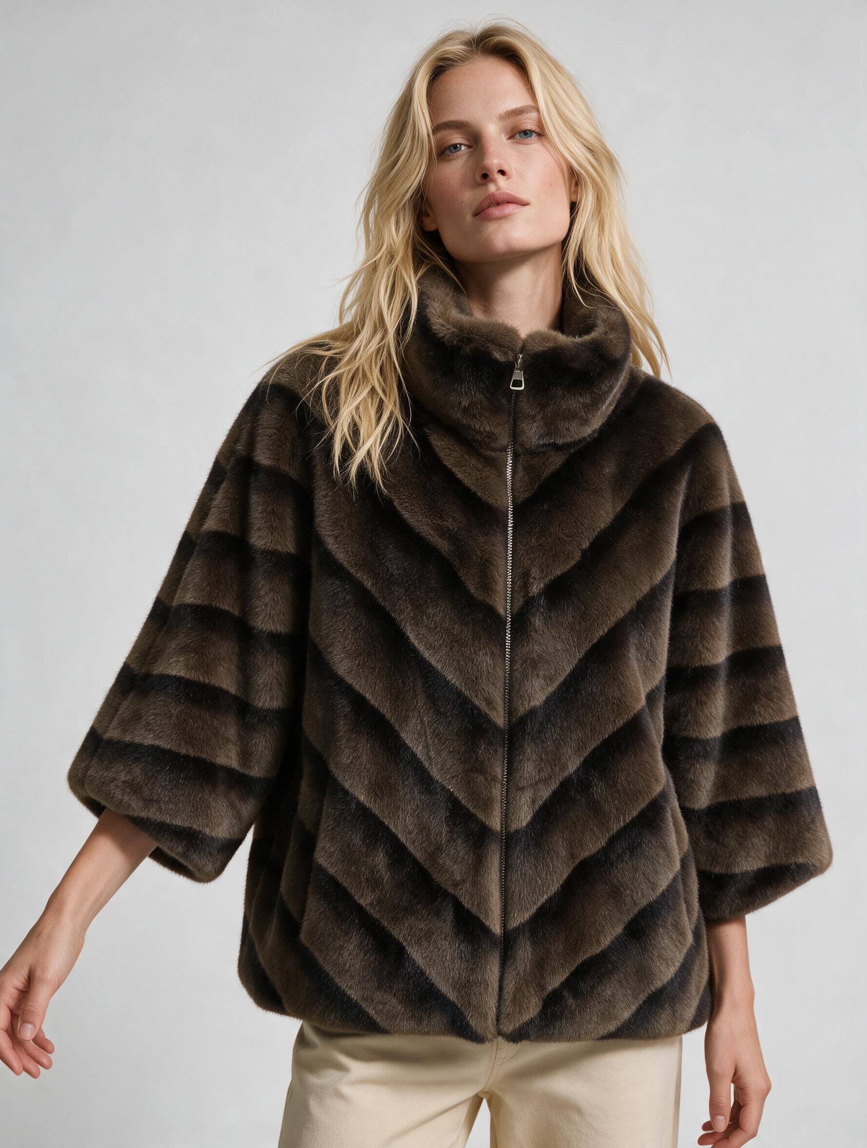 Wholesaler IT FASHION MODA - Women's fur jacket