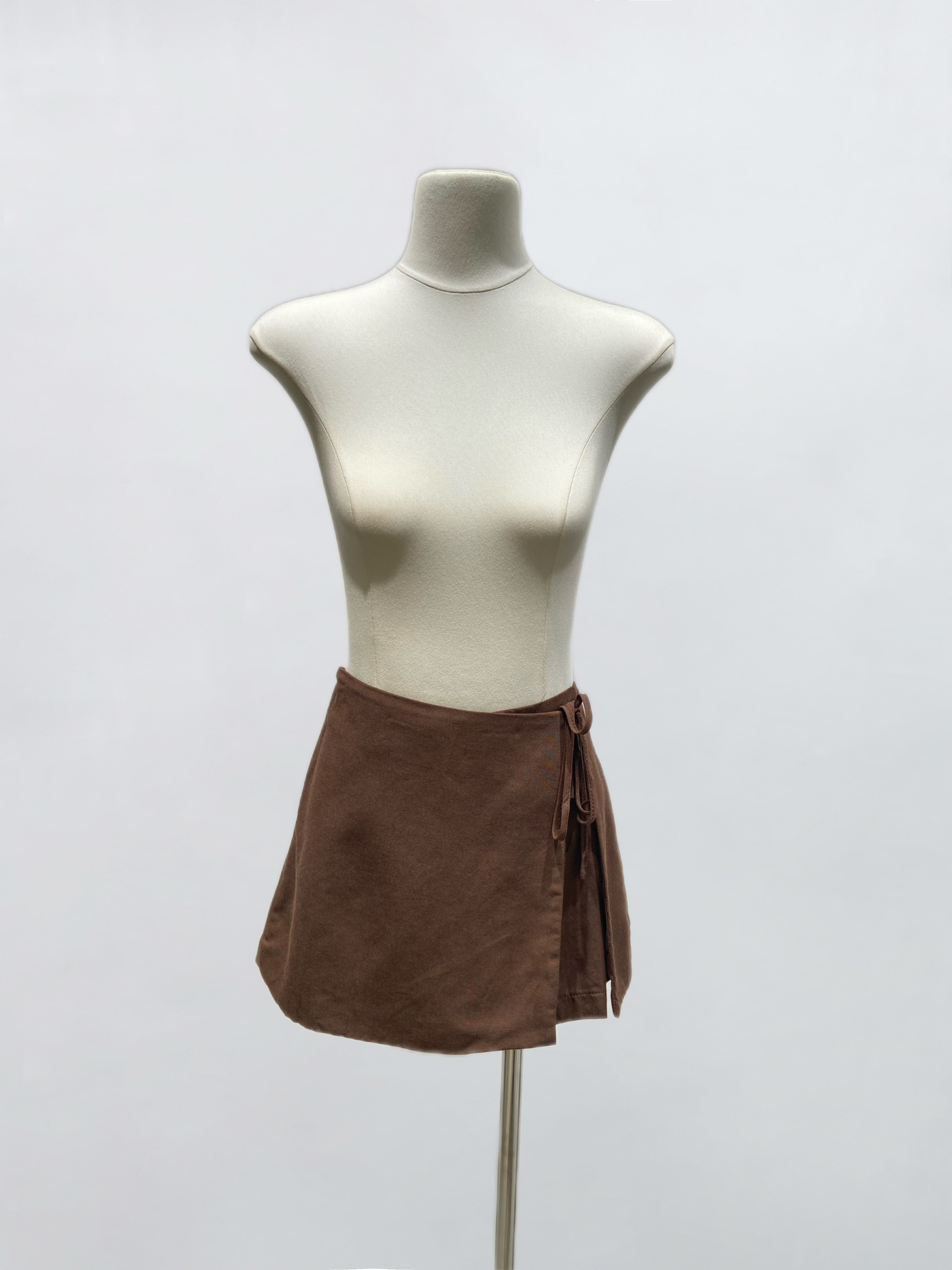 Grossiste IVIVI - Jupe-short en choco, modèle portefeuille noué sur le côté.