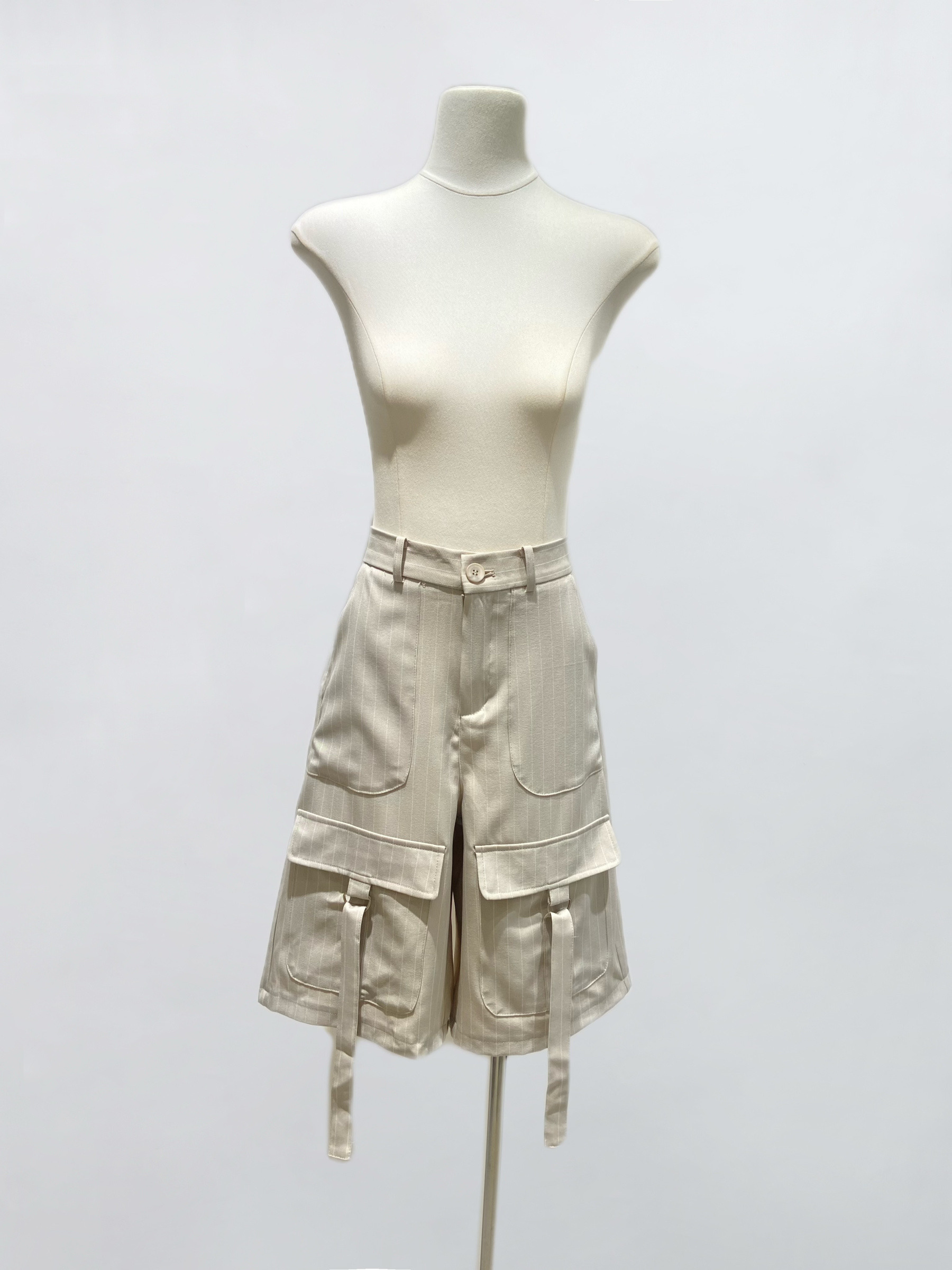 Großhändler IVIVI - Beige Cargo-Style Shorts mit großen Taschen und Riemen