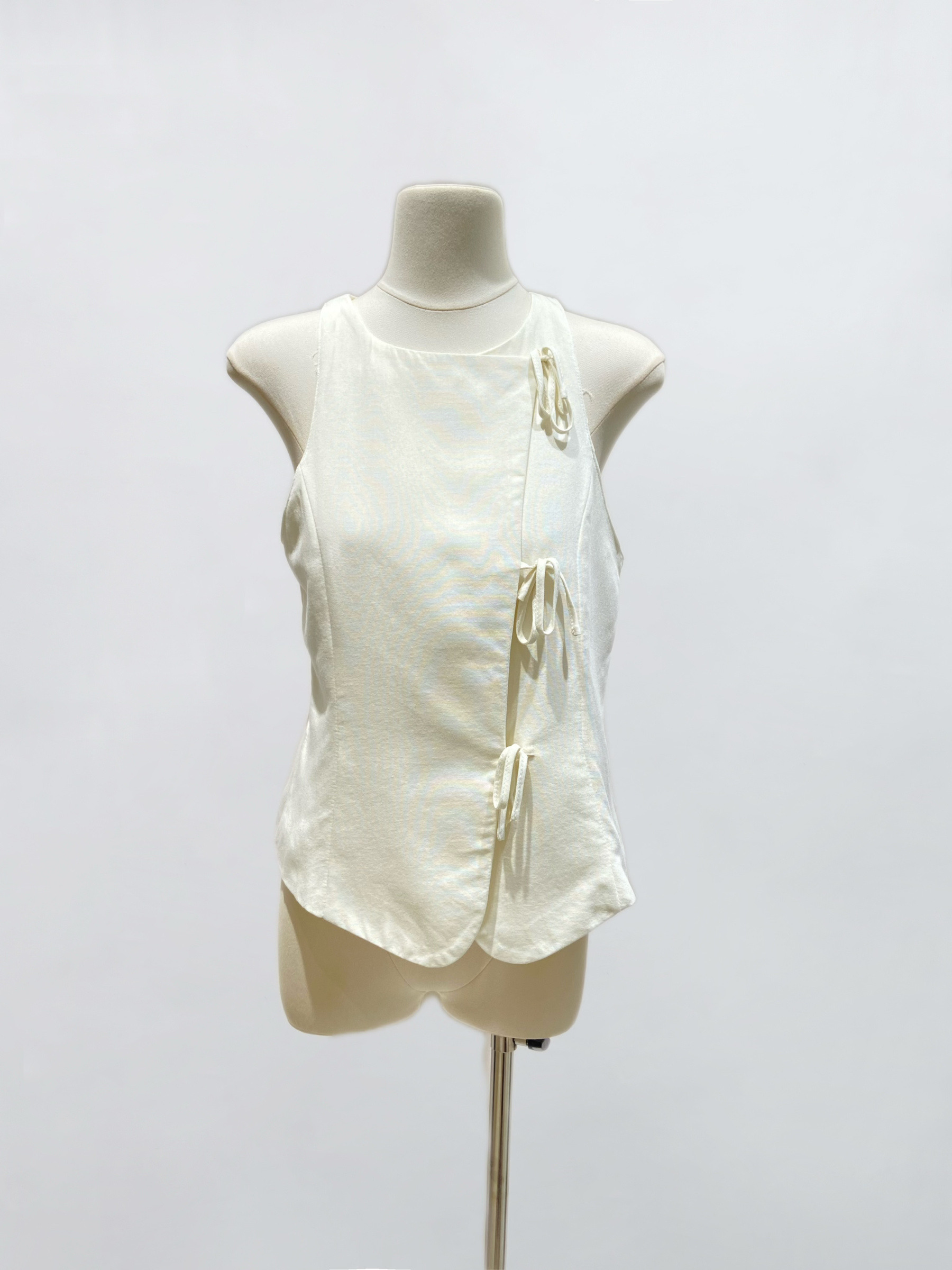 Wholesaler IVIVI - BEIGE sleeveless vest, cross-tie closure, casual and elegant style