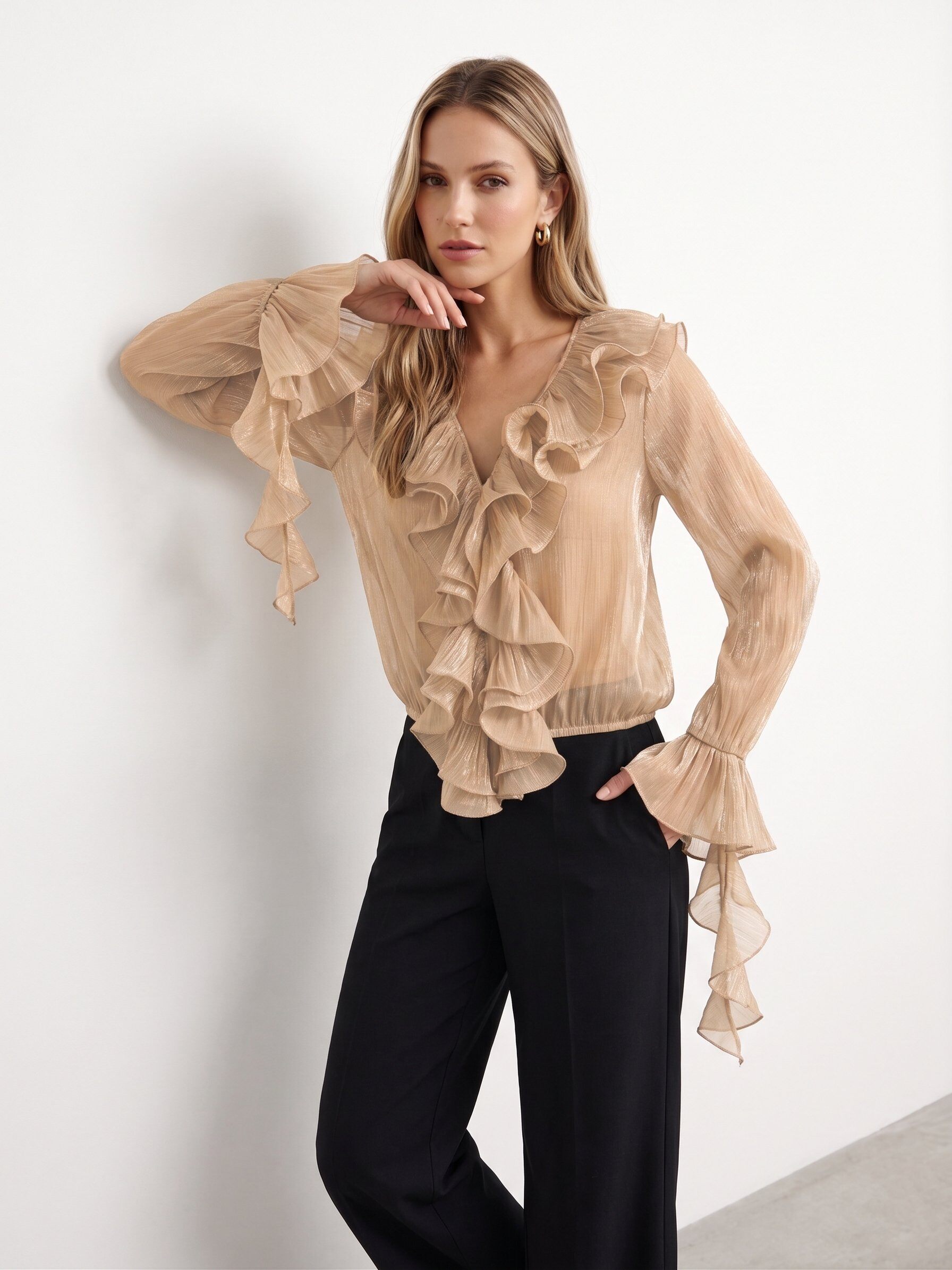Mayorista J&H Fashion - Blusa elegante presenta un escote en V pronunciado y mangas largas, ambas realzadas por volantes vaporosos y plisados para un estilo que