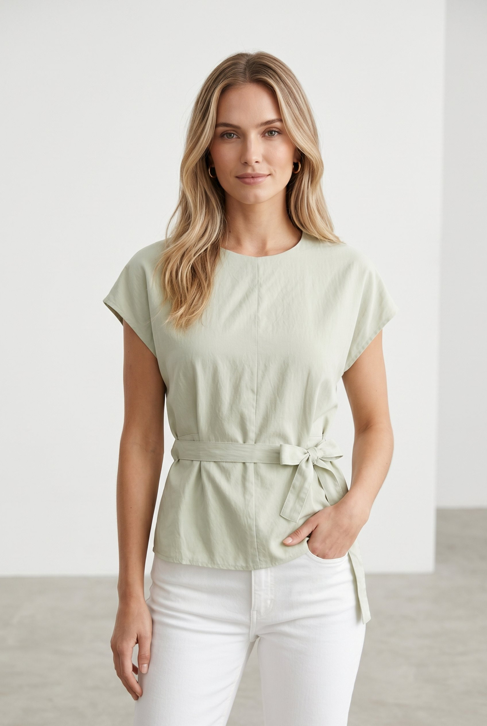 Grossiste J&H Fashion - Blouse fluide à manches courtes et col rond, cintrée à la taille par une ceinture assortie à nouer.