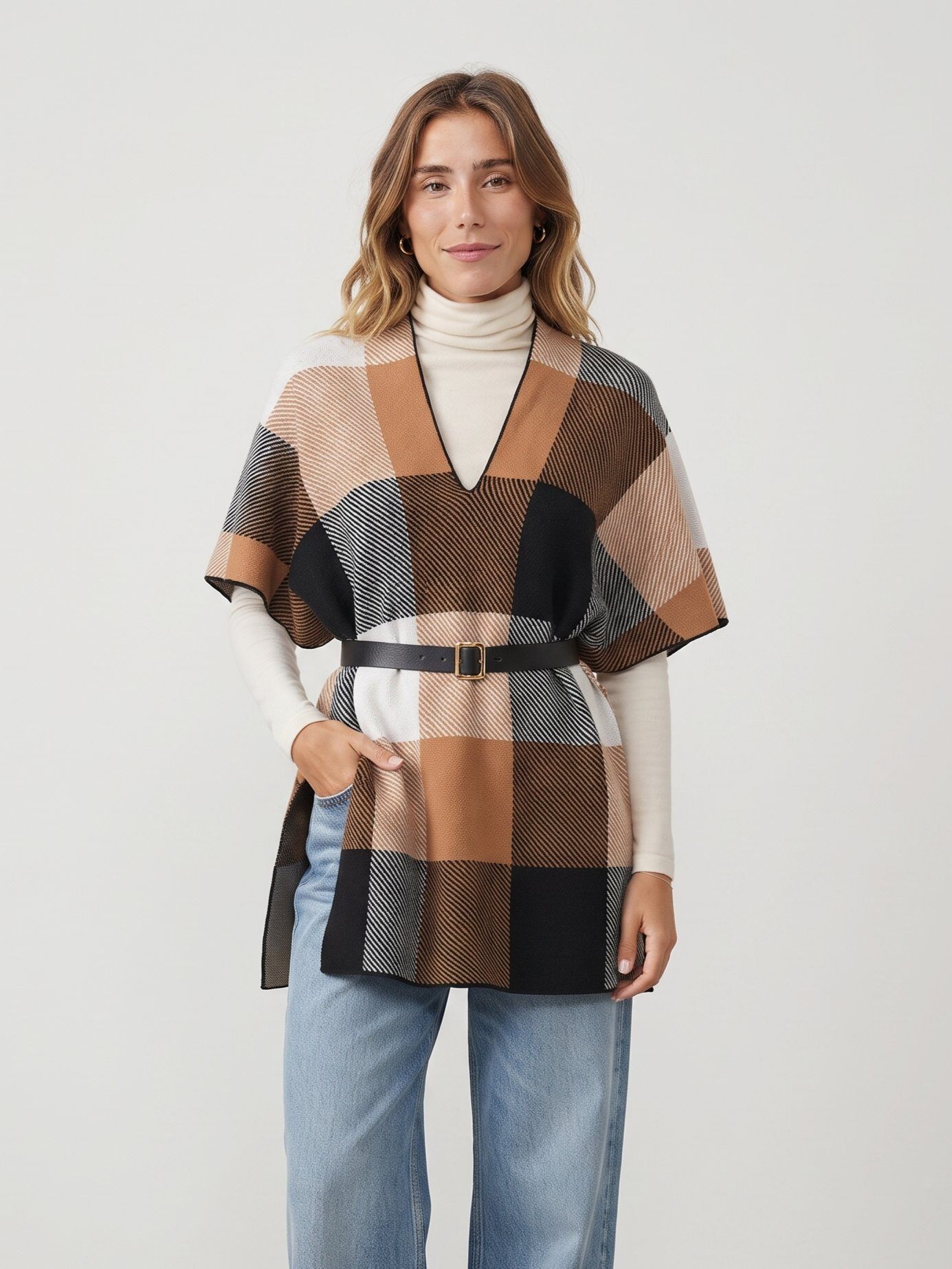 Grossista J&H Fashion - Poncho oversize a quadri con scollo a V, maniche corte e cintura nera che segna la vita.