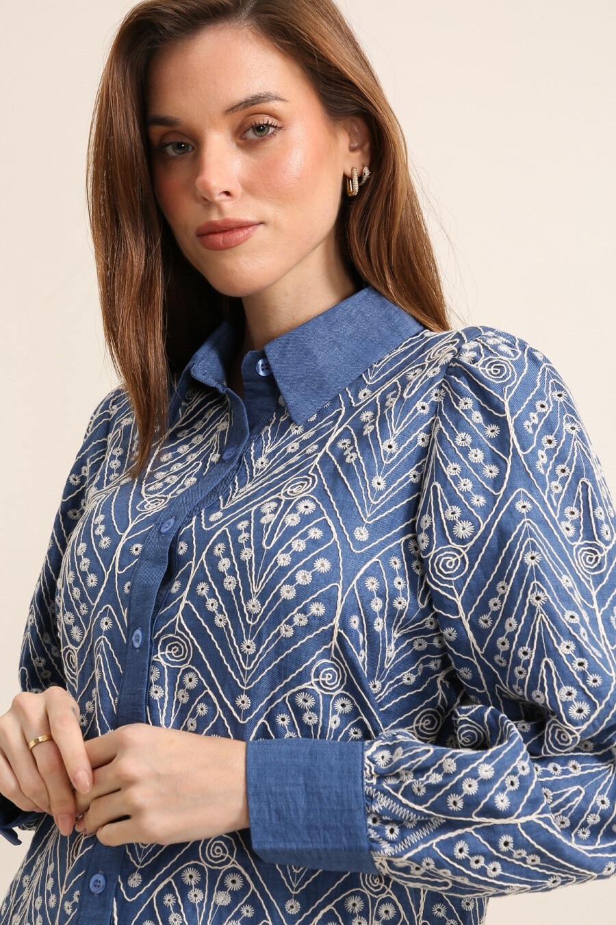 Wholesaler J&H Fashion - Oversized cotton shirt with 3D relief flower effect embroidery