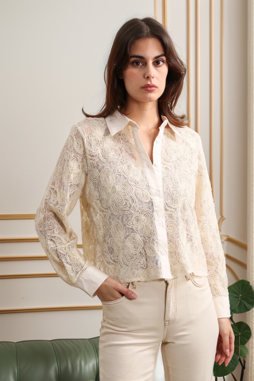 Wholesaler J&H Fashion - Semi-transparent shirt with elegant feminine lace detail