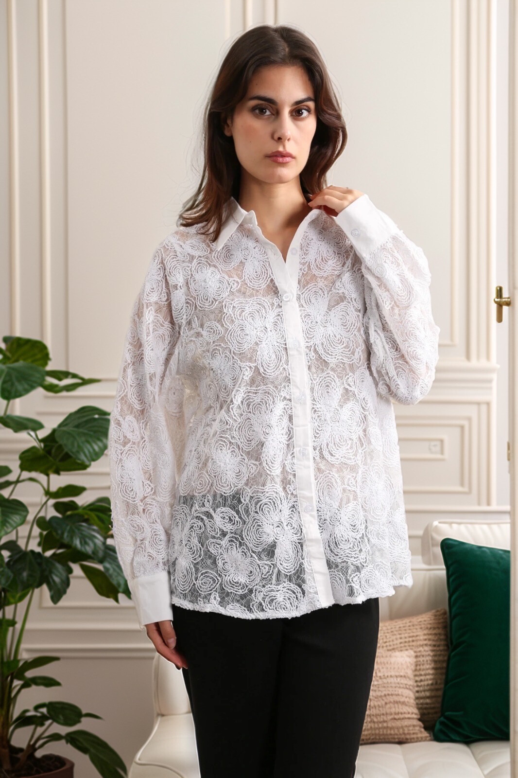 Wholesaler J&H Fashion - Semi-transparent shirt with elegant feminine lace detail