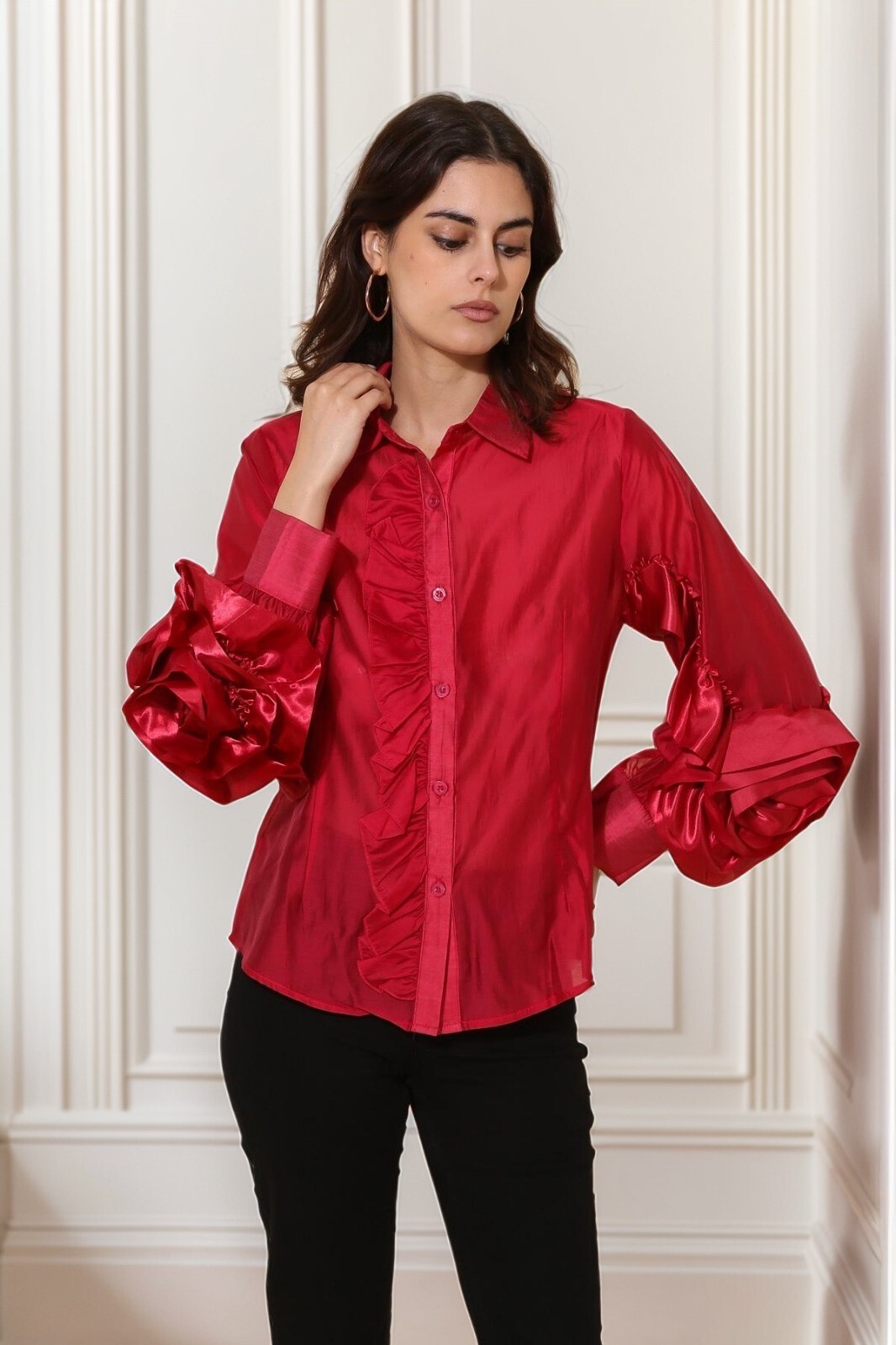 Wholesaler J&H Fashion - Straight silk shirt with ruffle and 3d relief rose flower