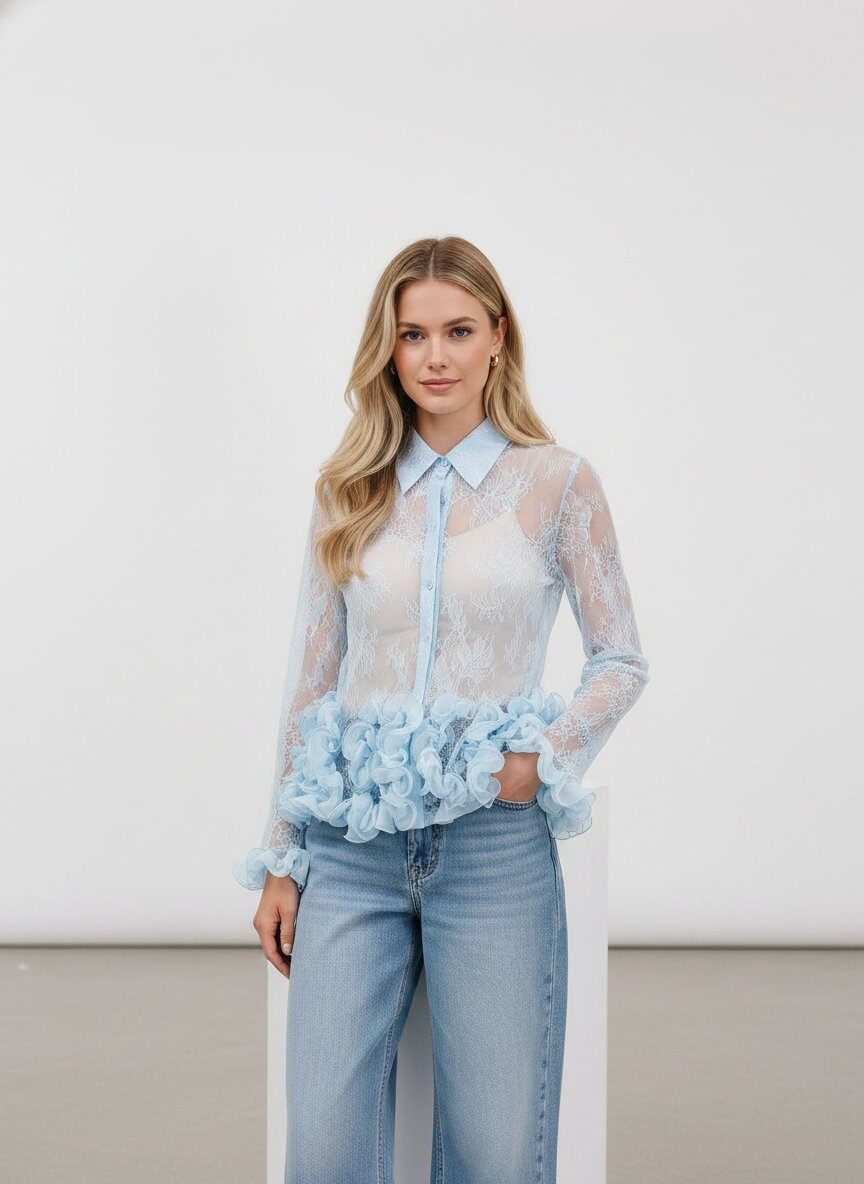 Mayorista J&H Fashion - Blusa elegante presenta un diseño integral en encaje floral transparente, realzada por una base generosamente adornada con volantes escultóricos en