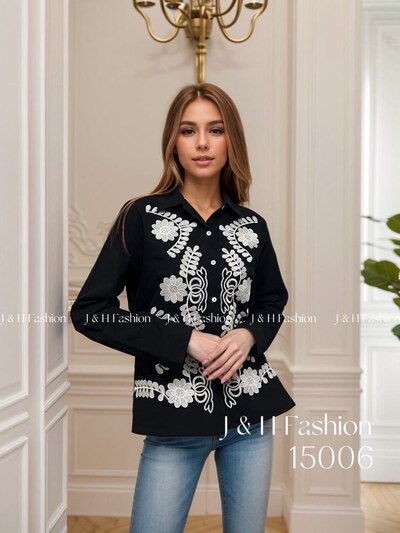 Grossiste J&H Fashion - Chemise en coton avec incrustation broderie fleur bi-color coupe droite Grossiste J&H Fashion - Chemise en coton avec incrustation broderie fleur bi-color coupe droite