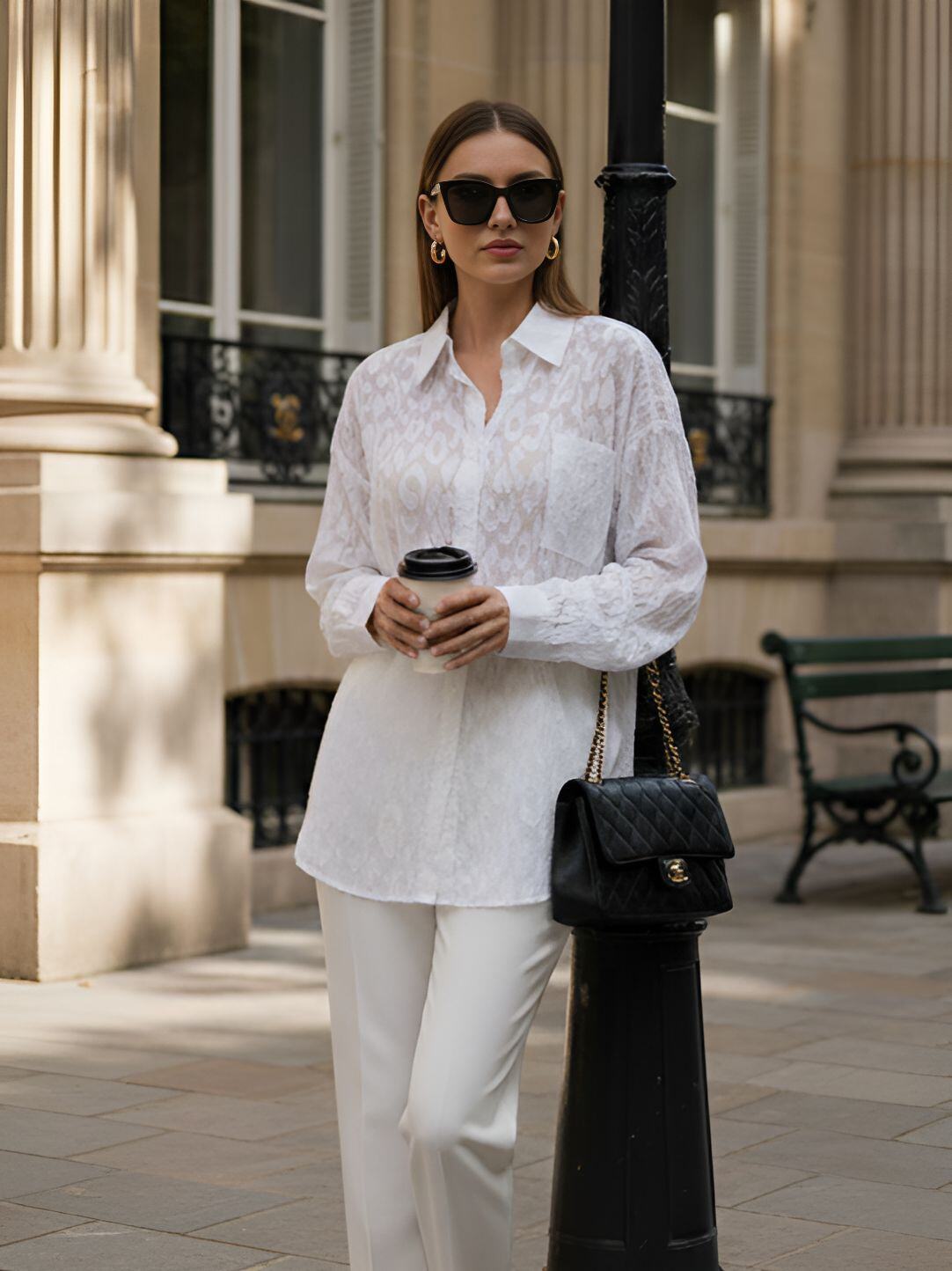 Mayorista J&H Fashion - Camisa fluida y elegante de seda transparente, adornada con patrones de leopardo texturizados, con un corte relajado y refinado.