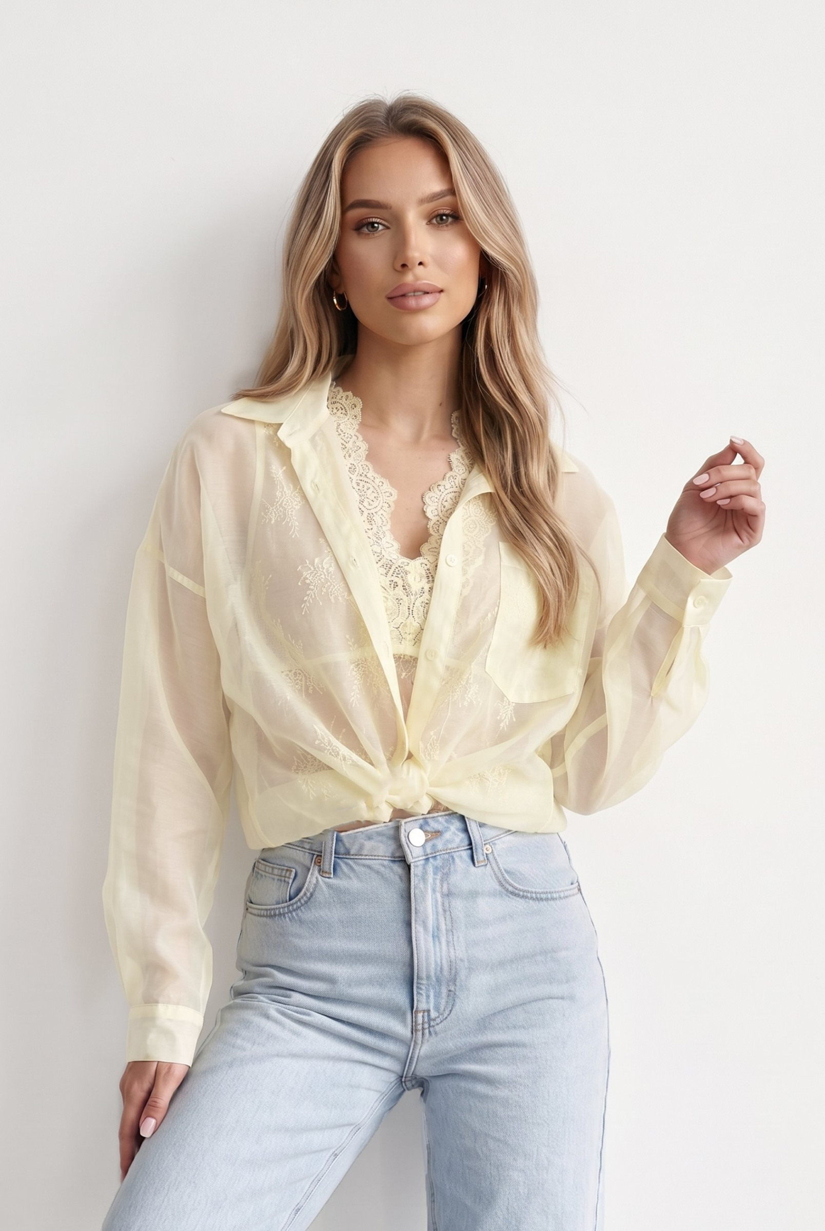 Mayorista J&H Fashion - Conjunto de verano consta de una camisa fluida de manga larga delicadamente atada al frente y un top de encaje floral refinado con escote en V.