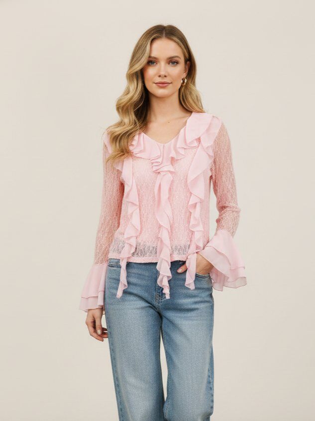 Mayorista J&H Fashion - Blusa elegante de encaje se destaca por sus volantes románticos a lo largo del escote y sus mangas acampanadas.