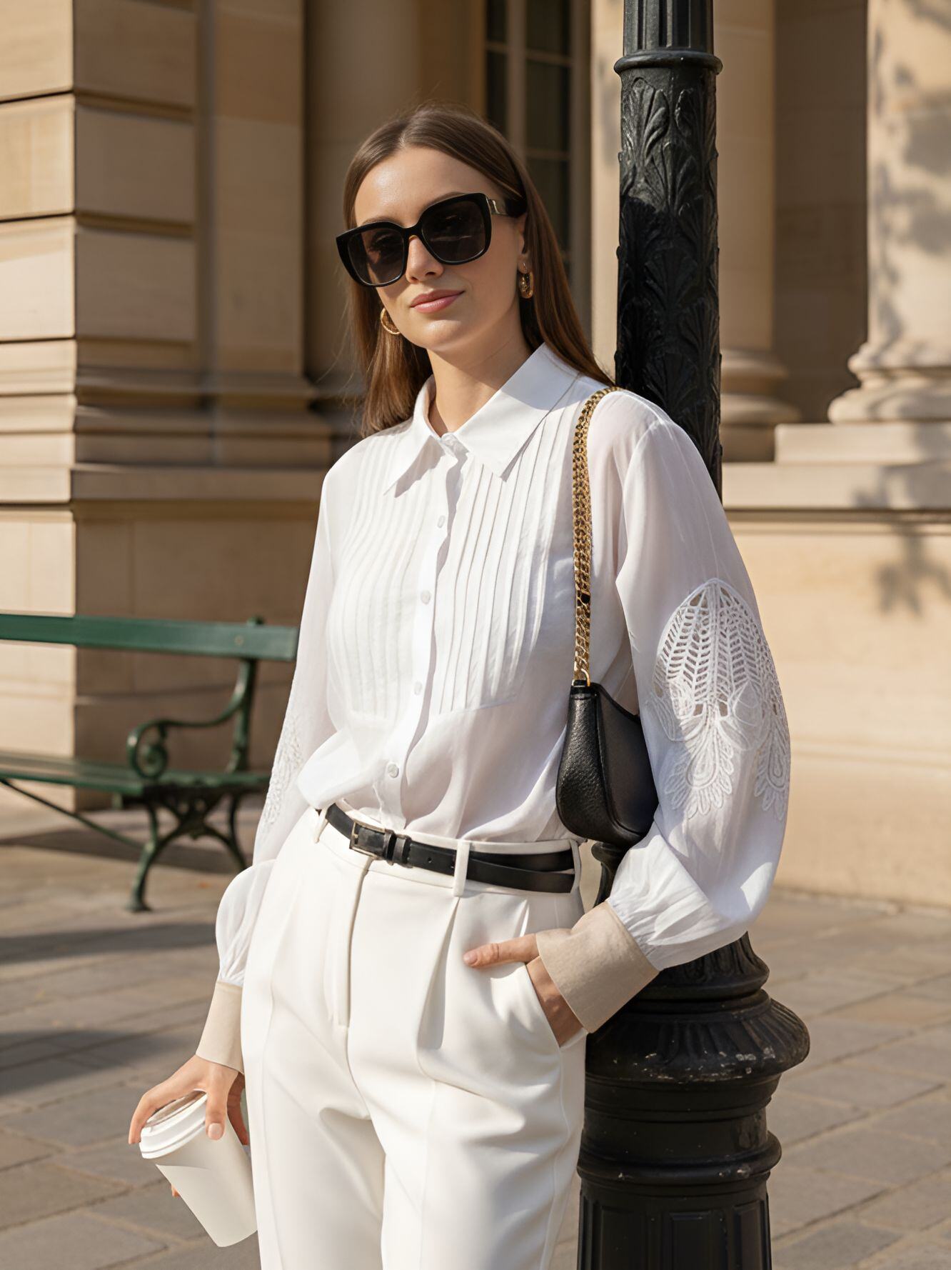 Grossista J&H Fashion - Blusa fluida con maniche a sbuffo ornata da ricami delicati e eleganti pieghe piatte sul davanti.