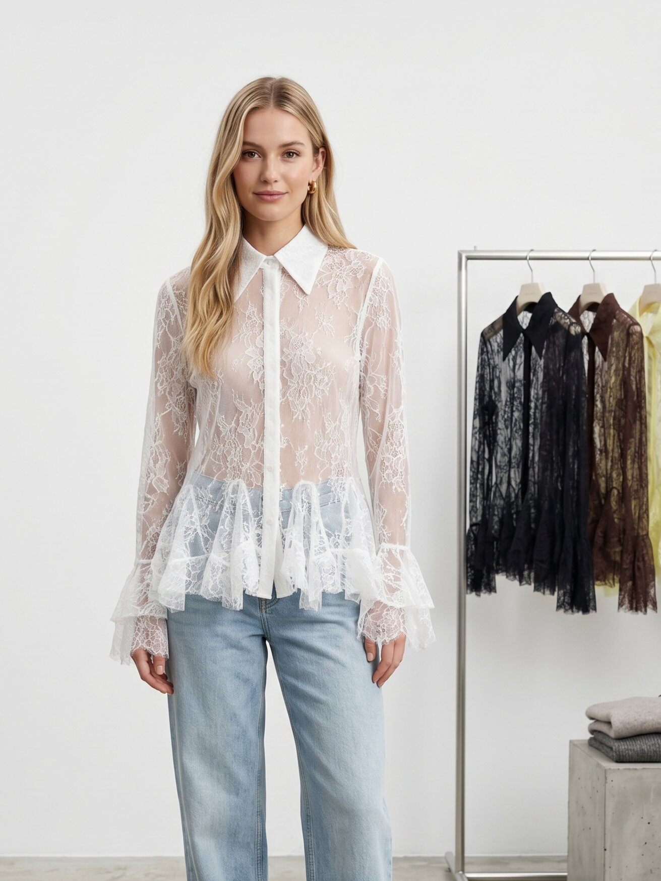 Großhändler J&H Fashion - Tailliertes Hemd besticht durch seine durchscheinende Blumen-Spitze, klassischen Kragen und ausgestellten Saum im Peplum-Stil, der die Taille betont.